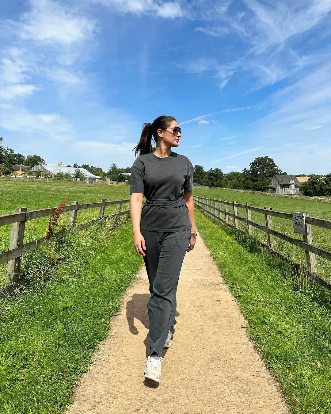 Nargis Fakhri さんのインスタグラム写真 - (Nargis Fakhri Instagram)「After a busy work week, sunshine ☀️ and nature was much needed. #worklifebalance  . . . . “Allow nature’s peace to flow into you as sunshine flows into trees”- John Muir  . . . . . . . #london #unitedkingdom🇬🇧 #work #holiday #balance #nature #farmhouse #getaway #flowers #healthiswealth #workmode」7月27日 23時02分 - nargisfakhri