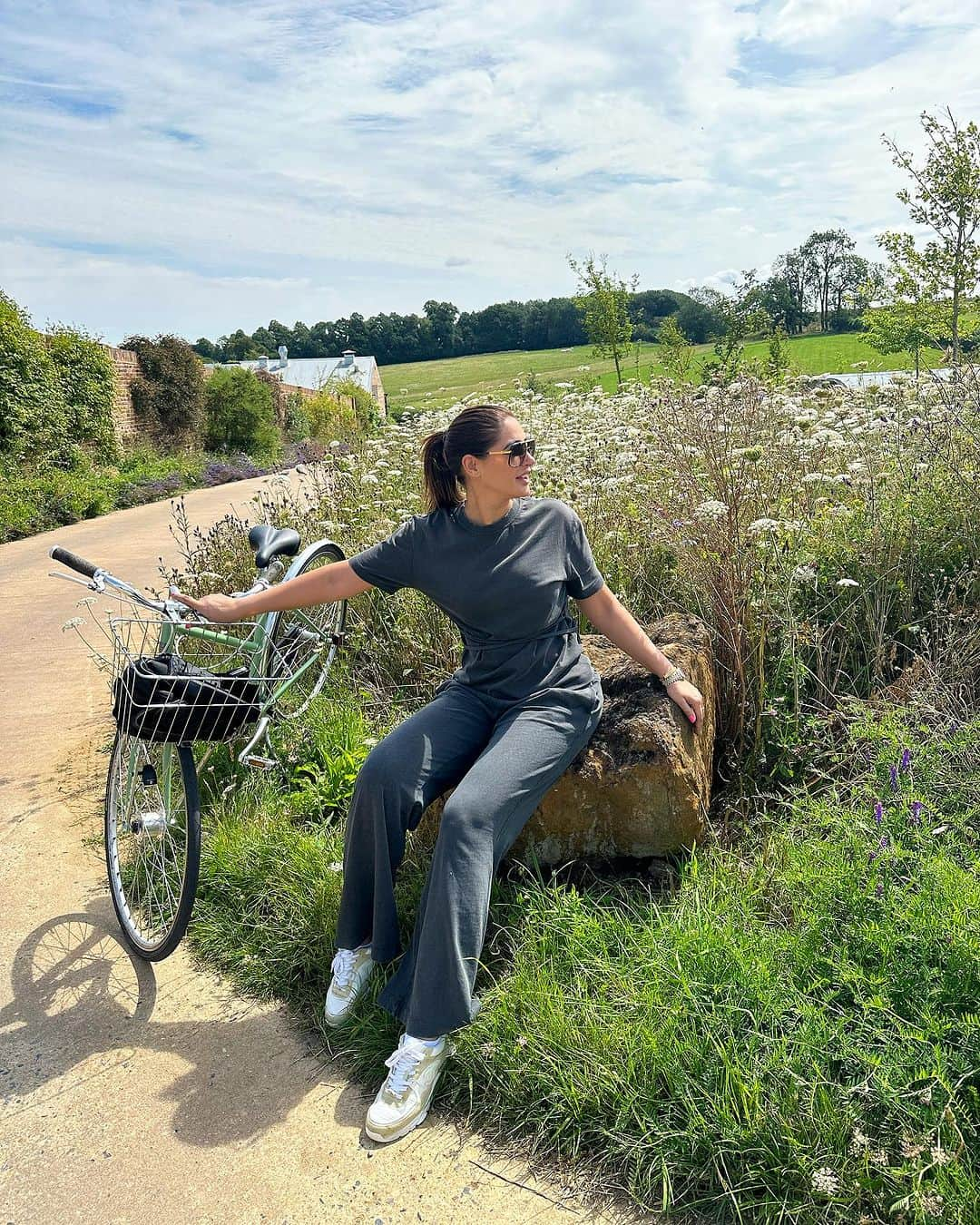 Nargis Fakhri さんのインスタグラム写真 - (Nargis Fakhri Instagram)「After a busy work week, sunshine ☀️ and nature was much needed. #worklifebalance  . . . . “Allow nature’s peace to flow into you as sunshine flows into trees”- John Muir  . . . . . . . #london #unitedkingdom🇬🇧 #work #holiday #balance #nature #farmhouse #getaway #flowers #healthiswealth #workmode」7月27日 23時02分 - nargisfakhri