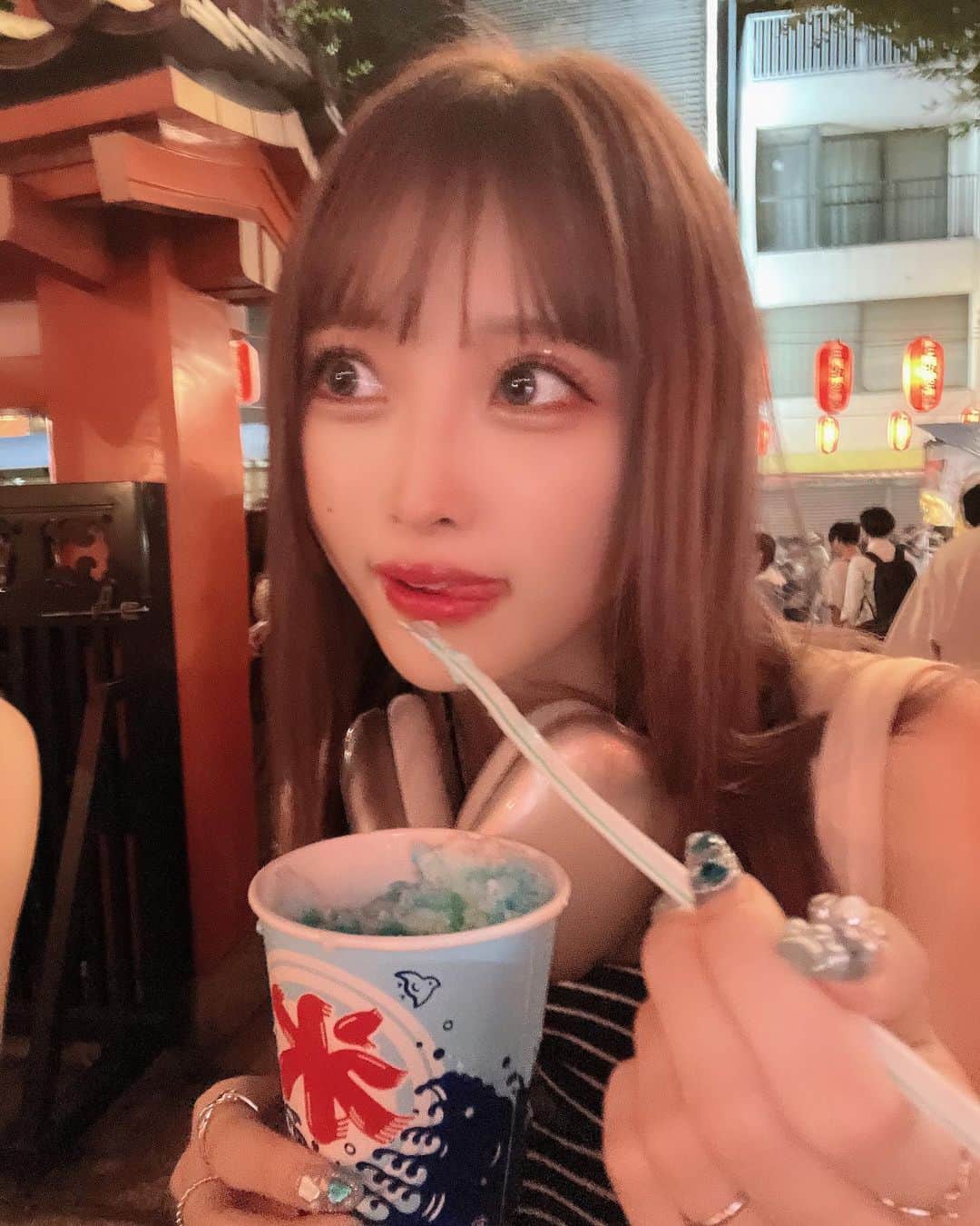 咲真ゆかさんのインスタグラム写真 - (咲真ゆかInstagram)「初めての東京のお祭り！ なんか大人が楽しむ系のとこやったお酒とつまみ系ばっかり笑  いちご飴とかたべたかったなあん  まつ毛リペアしてもらって ぱっちぱち！ビジュあがったーー？ @_chuuuky さんありがとうございますいつも🥺🫶🏻」7月27日 23時04分 - __sakumarumorimori
