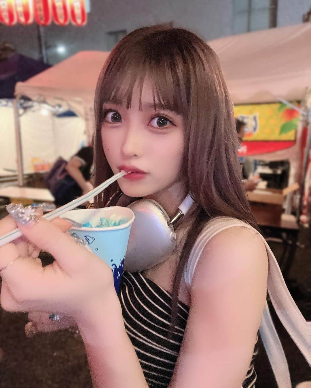 咲真ゆかのインスタグラム：「初めての東京のお祭り！ なんか大人が楽しむ系のとこやったお酒とつまみ系ばっかり笑  いちご飴とかたべたかったなあん  まつ毛リペアしてもらって ぱっちぱち！ビジュあがったーー？ @_chuuuky さんありがとうございますいつも🥺🫶🏻」