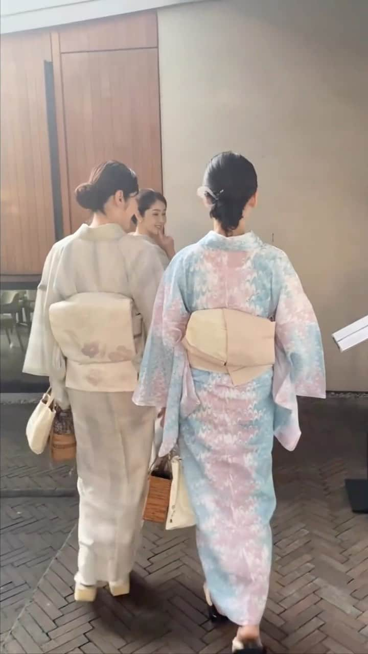 織香のインスタグラム：「夏のキモ活👘  せっかく習った着付けを忘れないように✨ みんなでキモノ活動☺️ 目黒雅叙園でさくらちゃんの美しい着物ショーを堪能した後🥰 さくら&ヒロミちゃんのバースデーのお祝い🥂  さくらちゃんと私は浴衣。ヒロミちゃんと桂子ちゃんは夏のお着物。 みんな涼しげでとっても似合っていて素敵だった🤍🩵🩶眼福の夜🌟  みんなでお祝いするだけでも楽しいけど お着物だともっと特別で想い出に残る一日になるね😊  #誕生日#おめでとう#🥂 #ますます素敵な一年に #キモ活#浴衣#夏#着物#👘 #日本の夏#🩵 #kimono#japan#summer #birthday」