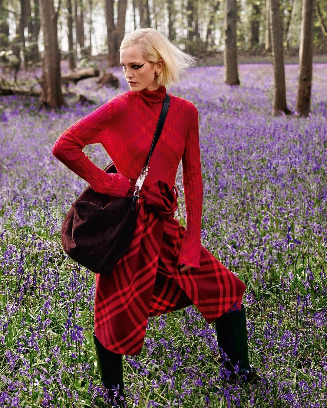 Vogue Parisさんのインスタグラム写真 - (Vogue ParisInstagram)「Daniel Lee, @Burberry's new chief creative officer is bringing new color to check and ushering the venerable British house into the future. Photographer Scott Trindle captured the designer's first collection in our latest issue. Swipe left and tap the link in our bio to see more.   Daniel Lee, le nouveau directeur artistique de Burberry, donne des couleurs au tartan et emporte vers l'avenir la vénérable maison anglaise. Le photographe Scott Trindle a capturé la première collection du designer dans notre nouveau numéro. Swipez sur la gauche et cliquez sur le lien dans notre bio pour toutes les images de notre série spéciale.   Photographed by @ScottTrindle and styled by @TabithaSimmons.   Hair: @EugeneSouleiman Makeup: @Hiromi_Ueda  Manicure: Pebbles Aikens  #burberry #daniellee #voguefrance」7月27日 23時16分 - voguefrance