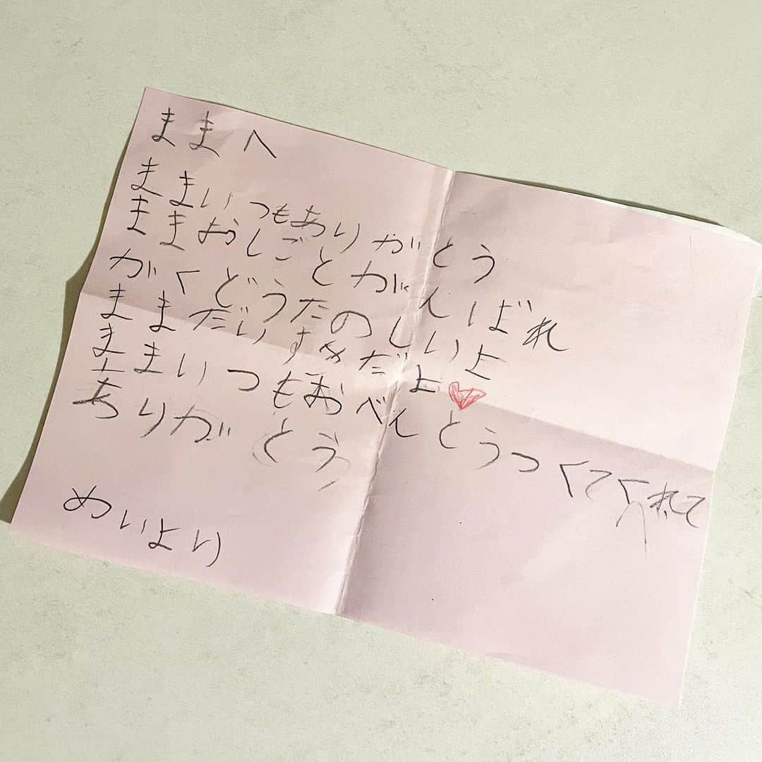 秋定麻紀子のインスタグラム：「いつもいつもお手紙をくれる娘。  いつも いつも 「ありがとう」 って書いてくれる。  どんどん 私の宝物が増えていく。  いつもいつも ありがとう。」