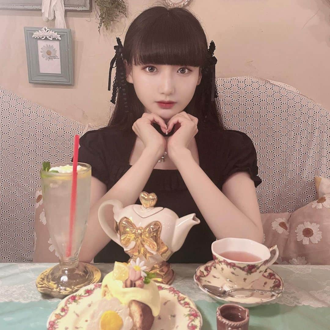 しらいちゃんさんのインスタグラム写真 - (しらいちゃんInstagram)「カフェアコリット @cafe_acorite で深澤翠さんコラボの ケーキセットをいただきました🍰♡ おいしくて可愛くてしあわせ…🪽 コラボは7/30までやっているみたいですꪔ̤̫」7月27日 23時09分 - she_is_lie