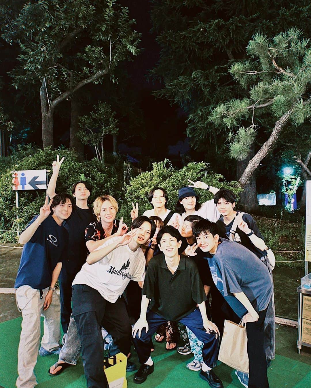 佐野恭平さんのインスタグラム写真 - (佐野恭平Instagram)「夏だ！BBQだ！ 森のビアガーデンはじめて行ったけど賑やかでした✨  慎也君の誕生日祝いと冬和君の快気祝いと悠杏君の送別会を兼ねて！  夏の夜ってだけで楽しいね！ 最後にみんなで集合写真撮ってほしくて、お兄さんにお願いしたらめちゃくちゃトイレと虫除けスプレーに挟まれて撮られたからオブジェクト除去しました。  #夏 #BBQ #森のビアガーデン #森ビア」7月27日 23時09分 - kyoheisano