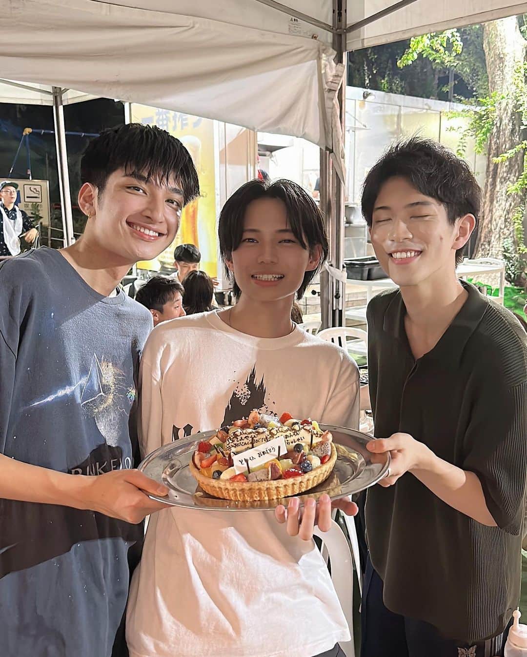 佐野恭平さんのインスタグラム写真 - (佐野恭平Instagram)「夏だ！BBQだ！ 森のビアガーデンはじめて行ったけど賑やかでした✨  慎也君の誕生日祝いと冬和君の快気祝いと悠杏君の送別会を兼ねて！  夏の夜ってだけで楽しいね！ 最後にみんなで集合写真撮ってほしくて、お兄さんにお願いしたらめちゃくちゃトイレと虫除けスプレーに挟まれて撮られたからオブジェクト除去しました。  #夏 #BBQ #森のビアガーデン #森ビア」7月27日 23時09分 - kyoheisano