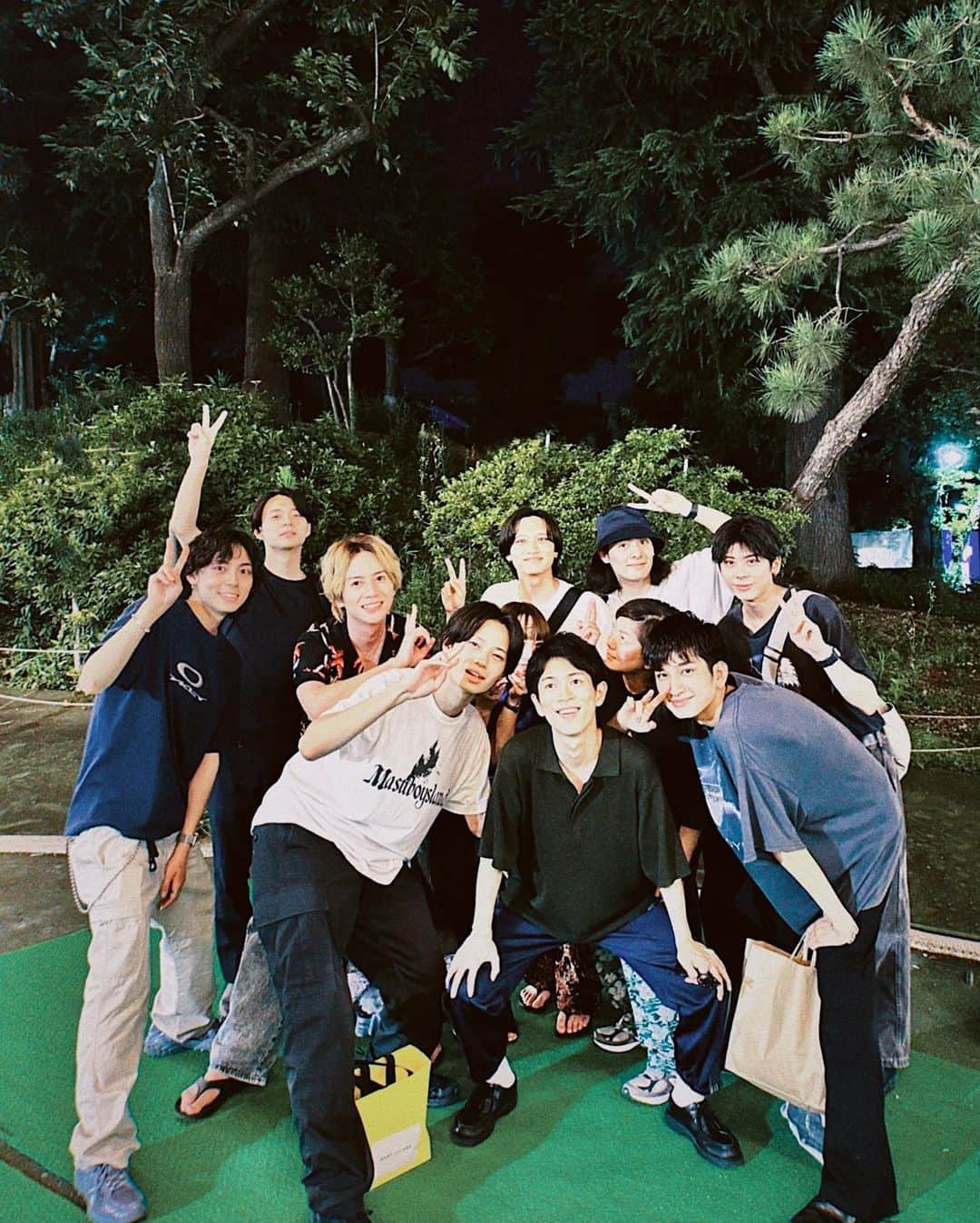 佐野恭平さんのインスタグラム写真 - (佐野恭平Instagram)「夏だ！BBQだ！ 森のビアガーデンはじめて行ったけど賑やかでした✨  慎也君の誕生日祝いと冬和君の快気祝いと悠杏君の送別会を兼ねて！  夏の夜ってだけで楽しいね！ 最後にみんなで集合写真撮ってほしくて、お兄さんにお願いしたらめちゃくちゃトイレと虫除けスプレーに挟まれて撮られたからオブジェクト除去しました。  #夏 #BBQ #森のビアガーデン #森ビア」7月27日 23時09分 - kyoheisano
