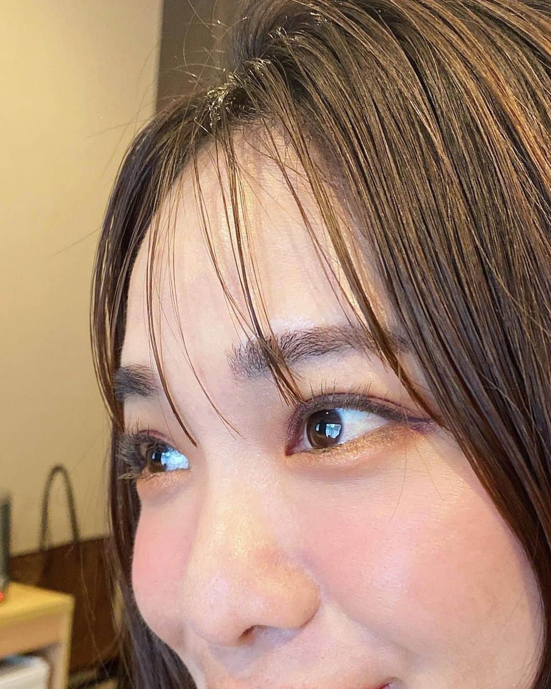 藤森マリナさんのインスタグラム写真 - (藤森マリナInstagram)「最近の目元事情👀✨  ㅤㅤマツパ ▶︎ @an_c_brow  アイシャドウ&マスカラ ▶︎ @iriyabeau  ㅤㅤイリヤ･ボーのアイシャドウパレット めっちゃ使える🍒 1つで余裕でいい感じのグラデメイクできるよ♡ 旅行のときとか何個もシャドウ持ってくの 重たいから本当にこれ一つ！ 最近ピンクとかバイオレット系にはまってるけら シルバーグレープ使うことが多いけど ゴールドマロンはまじ安定🤎✨ 左上の肌色カラーのものだけクリーム状になってて アイシャドウベースって感じ。 これ使うことで発色も色持ちもすごくいいよ🩷 マスカラもブラシが小さめで塗りやすくて ダマにならず最高🖤  ㅤㅤ全国の化粧品専門店で購入できます🫶🏻  ㅤㅤ  ㅤㅤ#アイメイク#赤メイク#ナチュラルメイク#アイシャドウパレット#イリヤボー#iriyabeau#マスカラ#howtomakeup#じまつげ#自まつ毛メイク#まつ毛パーマ#まつぱ#まつ育」7月27日 23時10分 - maaarina0806