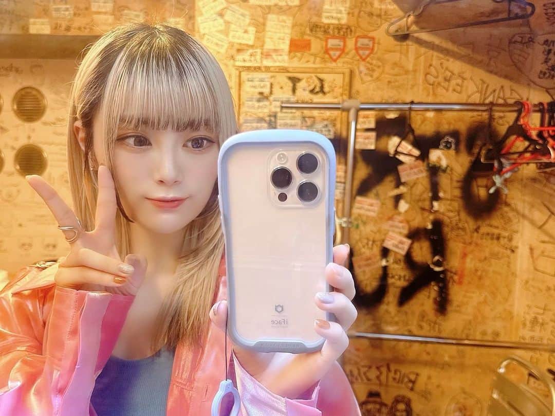 美木優希奈のインスタグラム：「・ 先日初めての『タンサンジェット』を使った施術をしてきたよ！！  3枚めの写真急にすっぴんで申し訳ないのだけど、施術直後のお肌！ ツルぺカピカーンってなってるの分かる？？笑  タンサンジェットというものを使って針を使わないのに、お肌の角質層まで幹細胞やたっぷりの美容成分を届けてくれる施術なの！  さらにその前にはピーリングでお肌の余分な汚れや角質を取り除いてくれるからより浸透するしお肌がつやん！つるん！ってするの！  最後には顎下に脂肪溶解液を近赤外光装置で浸透させてフェイスラインをすっきり！  もう最高すぎる施術だった！ リアルに施中後が今年1番お肌の調子良かった！ 宣伝とか関係なくお肌の治安良すぎてどのくらい持つかなーってみてみたけど、1週間経った今もいい感じだから私にはすごくあった施術でした👏👏  またタンサンジェットやりたいなー！ 最後にタンサンジェットの写真載せてるよ！  ・ ・  @florabeauty_official #高輪サロン #品川サロン #品川エステ #品川美容 #フローラハイフ品川プレミアム #品川痩身 #品川小顔 PR」