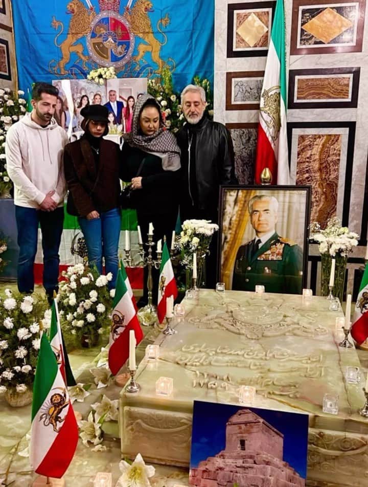 Ebiのインスタグラム：「. سال گذشته چند روزی با مهشید عزیزم و بچه هایمان به مصر سفری داشتیم. و مگر امکان دارد که یک ایرانی به قاهره سفر کند و به دیدن پادشاه ایران زمین نرود؟ پادشاه بزرگی که با اشک کشورش را ترک کرد و میدانست امروز ما چه خواهد بود. آهنگی هم به دستم رسید که متاسفانه اصلا به خاطر نمی آورم که چه زمانی خوانده شده است، ولی حدس میزنم از کارهای وزارت فرهنگ و هنر و یا تلویزیون ملی ایران بوده، اجرا شده و آرشیو شده است. ولی صدای جوانم یاد اور روزگاران خوش قدیم است و ترانه آهنگ برازنده مردی بزرگ و میهن پرست. روحت شاد شاهنشاه❤️🤍💚 . The Shah’s resting place at Al-Rifa'i Mosque - Cairo, Egypt 🇪🇬」
