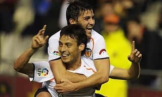 ダビド・ビジャのインスタグラム：「Enhorabuena por tu tremenda carrera Mago. Un placer haber compartido muchos momentos a tu lado. Gracias por haberme hecho disfrutar tanto en el campo! Mucha suerte para lo que viene amigo, el fútbol te echará de menos!!🪄🎩⚽️」