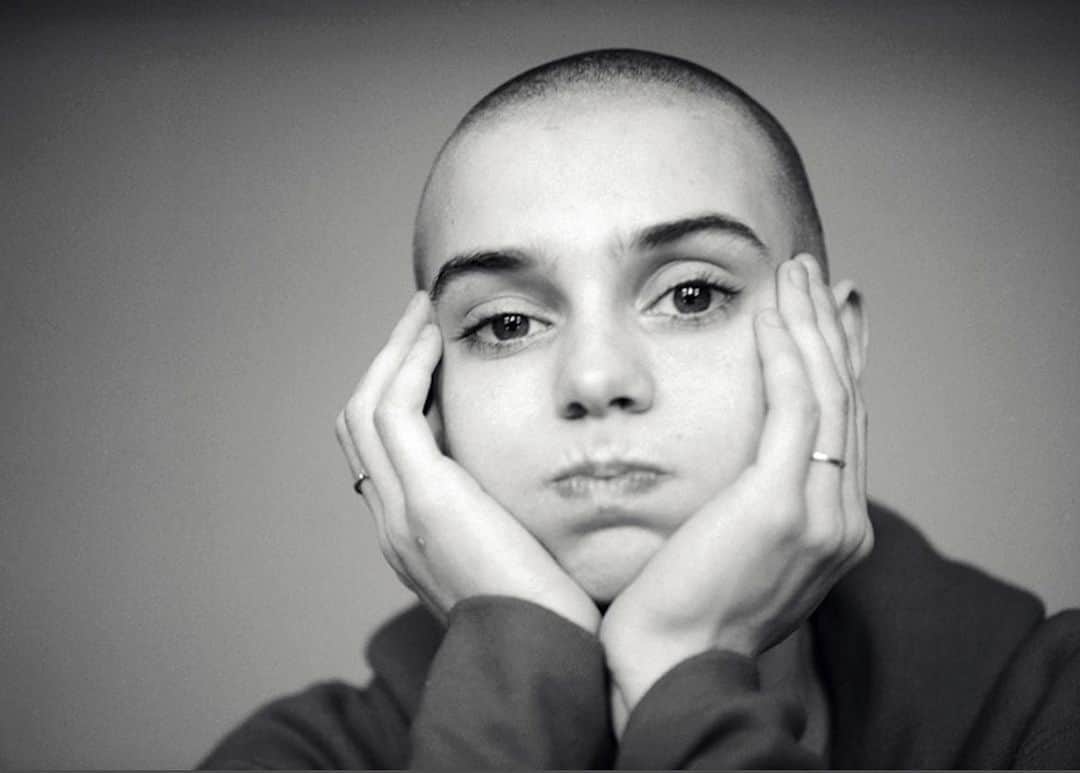 ギャレット・ディラハントのインスタグラム：「Her second album came out mid-grad school for me. My three roommates and I wore that album out in our 334 Bowery St apartment.  Formative years. Influential music. Thank you and rest in peace, Sinéad.」