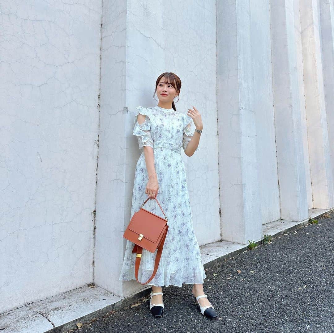 高木由梨奈のインスタグラム：「肩チラ見せかわいい🩵🍉 かわいめのワンピースだったので髪はすっきりポニーテールに💭 腕はしっかり隠してくれるけど、チラッとの肌見せがいい感じ☺️🩷  #leja #骨格ストレート #骨スト #夏コーデ #今日のコーデ」