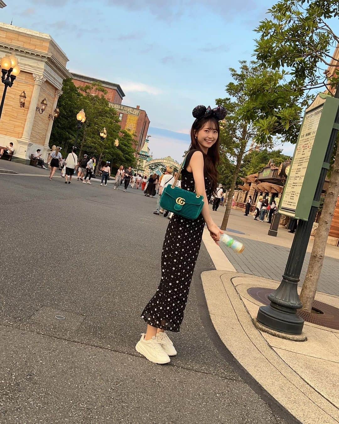 芹澤優のインスタグラム：「・  あつすぎるね！！！！！ 絶賛ツアーのセトリ組んだり グッズ制作の打ち合わせしたり アレコレアレコレ サウナで脳みそフル回転してるよ (アイデアが降りてくるのはいつもサウナ)  私1人じゃ難しい時は いろんな大人に聴いてみて助けてもらって みんなで作ってるよ  良いツアーになるね！ これは今までとちがう感じになりそう！  全国各地北海道から福岡まで セリコにメロメロになっちゃうね〜🩵  くくく  ✴︎チケット何かしらで販売中です！よろしくー！昼夜通しで買うことを強くお勧めします！  #写真関係ないよね #でも夏休みっぽいからね #このスニーカー軽くて大好き #ugg」