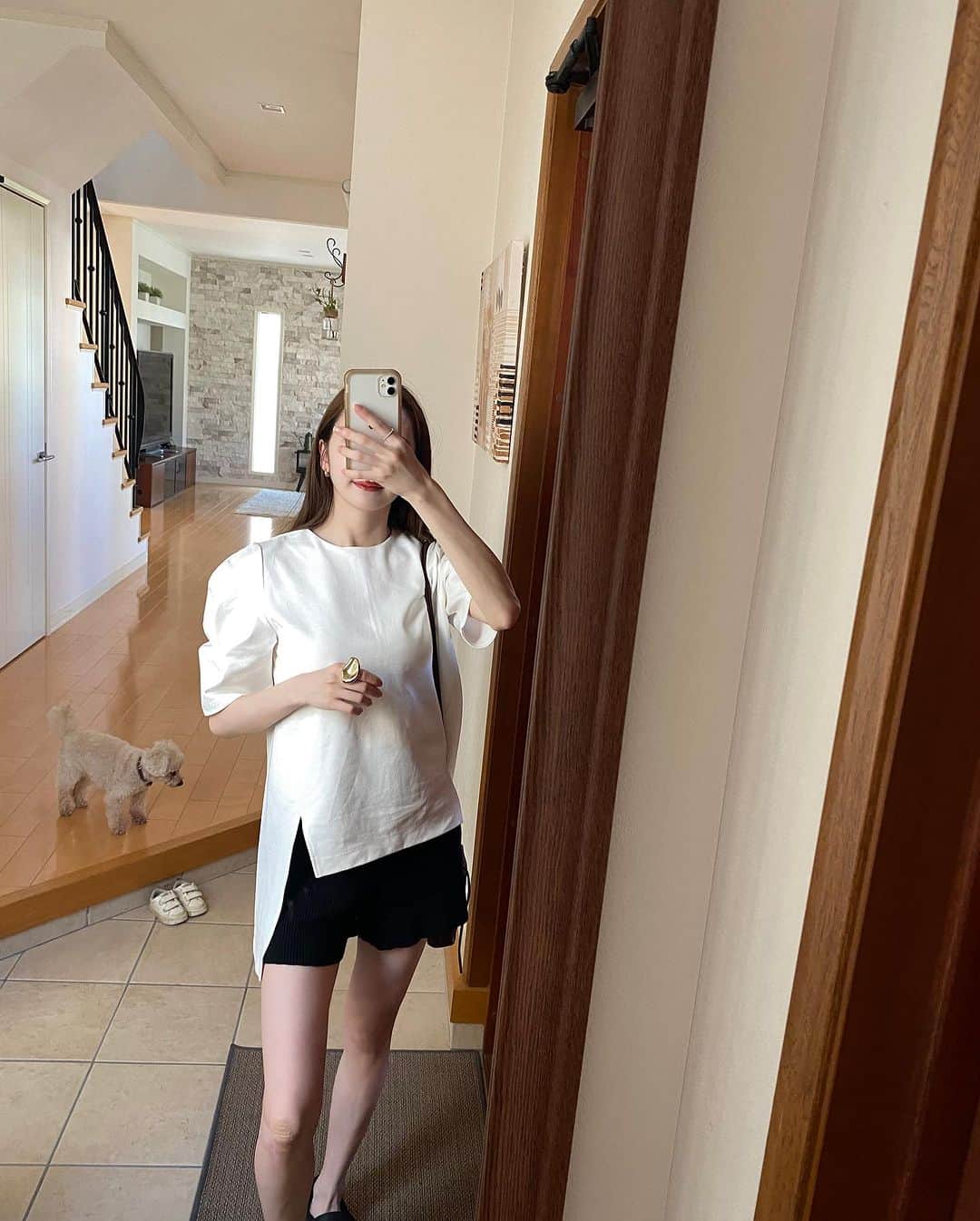平木愛美のインスタグラム：「どんどんボロボロにくずれてく母の姿と。笑  服が脱げておむつ一丁になってく娘。  最後は抱っこ紐＆娘のピンがなくならないように自分につけてる🩰（しかもそのまま帰る時までつけたまま忘れてた笑）  スレッズに載せてた必死ふたり抱っこ二重顎ショットも🫶  お洋服はとっても可愛いシルエットなお気に入り服。♡」
