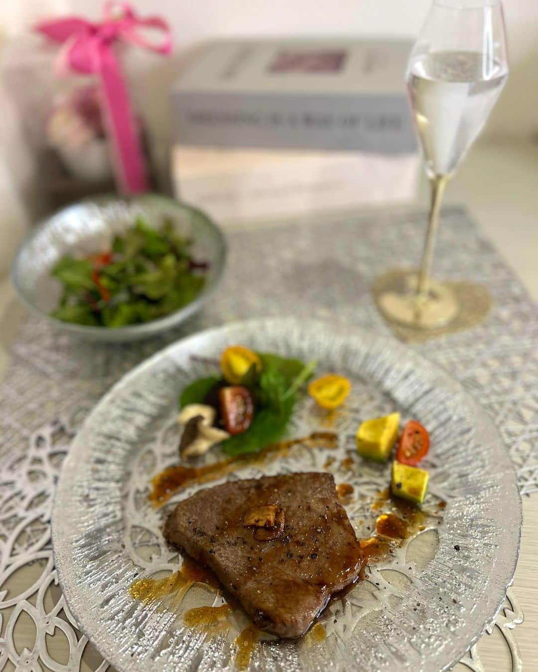 太田理恵のインスタグラム：「トモサンカクのステーキを焼いてみた💓」