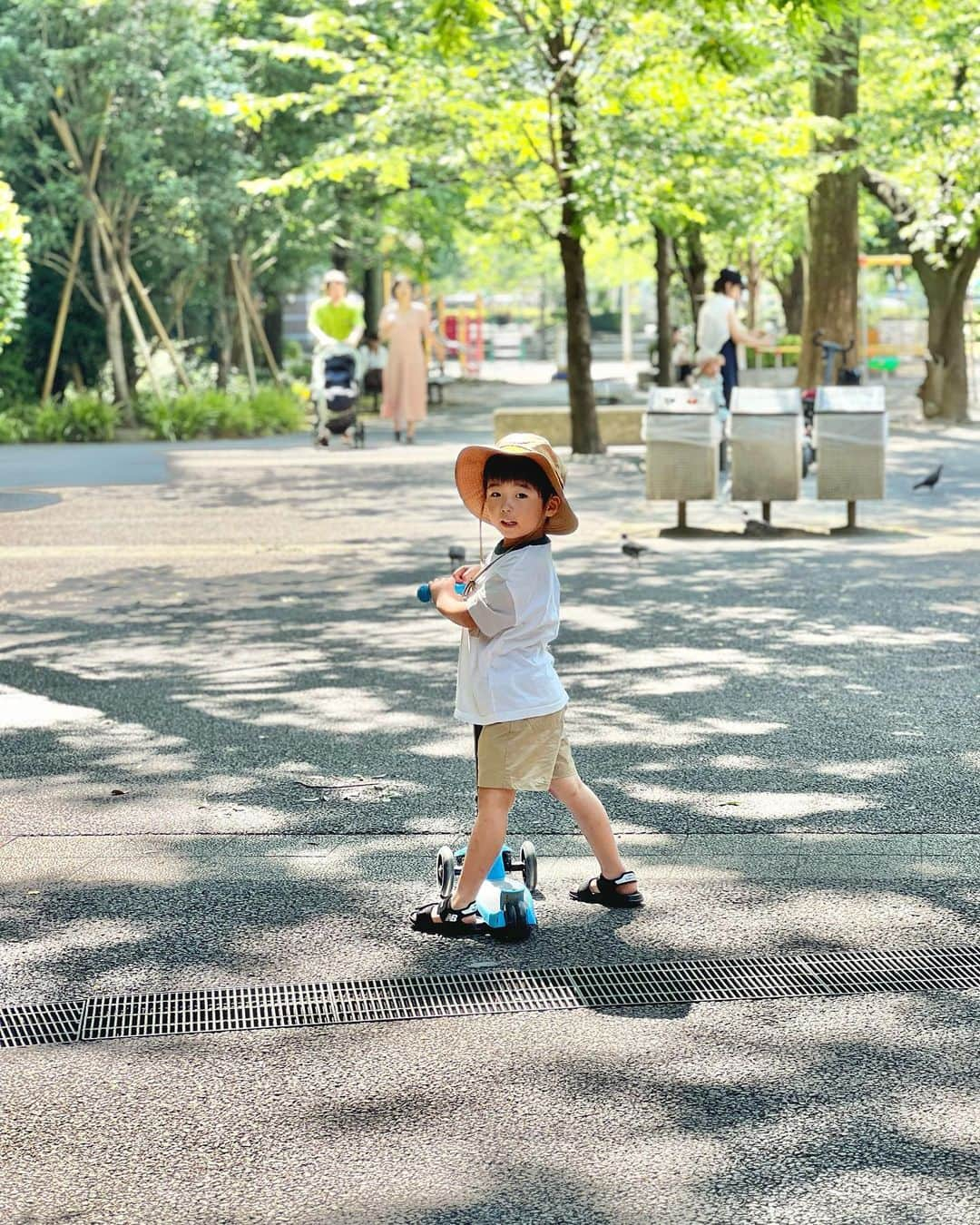 林希乃花さんのインスタグラム写真 - (林希乃花Instagram)「夏休み始まりましたね🌻🍉 今年も沢山遊ぶぞー！と気合満々の母です😊  2ヶ月前くらいにAmazonで購入した @movegu_official のキックスクーター🛴  疲れたら未だに抱っこをせがまれるんですが← これさえあればスイスイ進んでくれるし目的地まで早く着けるから重宝してます😄  走るとタイヤが光る点が息子的には一番のお気に入りポイントだそう✌️ 私的には、折り畳みできて収納場所も取らないし4段階の高さ調整が可能だから長く使える点が購入の決め手になりました✨ カラバリも豊富だから息子が好きな青もあったし💙  しばらく買うか悩んでたんだけど、結果こんなに遊んでくれるなら買ってよかったと思ってます😊 　 　 　 #キックスクーター #キックボード#夏休み #息子とデート #幼稚園ママ #年中さん #男の子ママ #子供のいる暮らし #お出掛け」7月27日 23時29分 - nonokagram