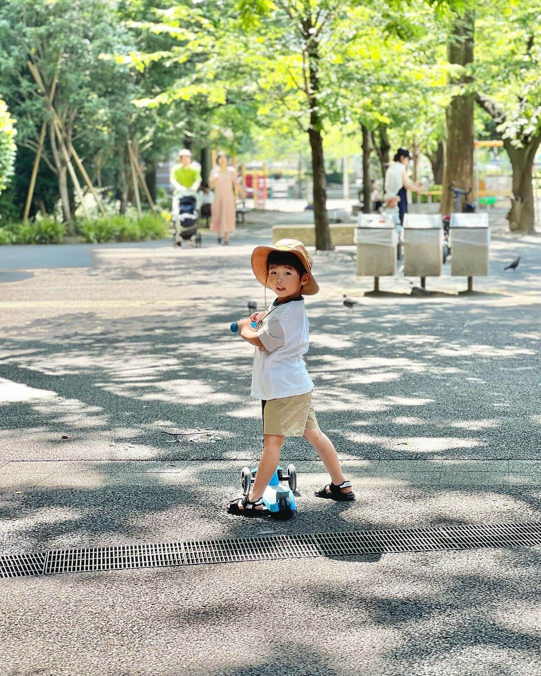 林希乃花のインスタグラム：「夏休み始まりましたね🌻🍉 今年も沢山遊ぶぞー！と気合満々の母です😊  2ヶ月前くらいにAmazonで購入した @movegu_official のキックスクーター🛴  疲れたら未だに抱っこをせがまれるんですが← これさえあればスイスイ進んでくれるし目的地まで早く着けるから重宝してます😄  走るとタイヤが光る点が息子的には一番のお気に入りポイントだそう✌️ 私的には、折り畳みできて収納場所も取らないし4段階の高さ調整が可能だから長く使える点が購入の決め手になりました✨ カラバリも豊富だから息子が好きな青もあったし💙  しばらく買うか悩んでたんだけど、結果こんなに遊んでくれるなら買ってよかったと思ってます😊 　 　 　 #キックスクーター #キックボード#夏休み #息子とデート #幼稚園ママ #年中さん #男の子ママ #子供のいる暮らし #お出掛け」