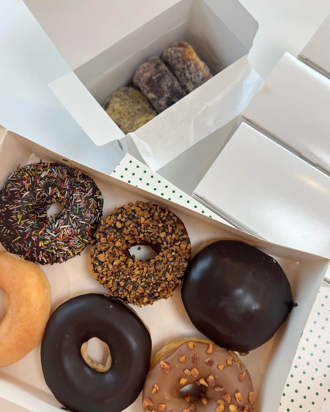 美香さんのインスタグラム写真 - (美香Instagram)「I’m donut ? の揚げたて生ドーナツ🍩 初めて食べた😋 美味しすぎて大感動❤️  大好きなクリスピードーナツも✨  仲間との楽しい夏休み🌈 明日ゆっくりインスタします！  おやすみなさい🌙💤」7月27日 23時34分 - mikaofficial99