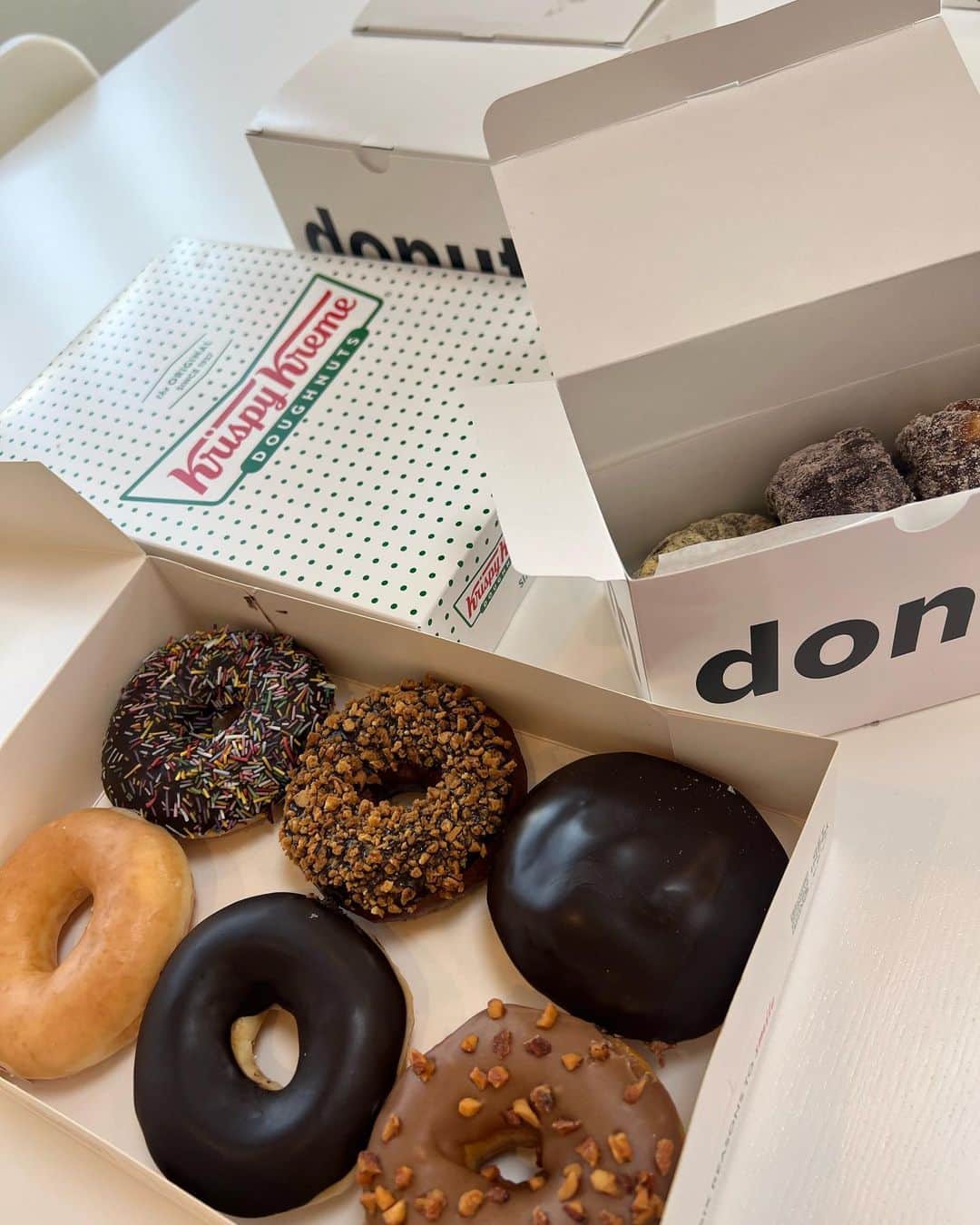 美香さんのインスタグラム写真 - (美香Instagram)「I’m donut ? の揚げたて生ドーナツ🍩 初めて食べた😋 美味しすぎて大感動❤️  大好きなクリスピードーナツも✨  仲間との楽しい夏休み🌈 明日ゆっくりインスタします！  おやすみなさい🌙💤」7月27日 23時34分 - mikaofficial99