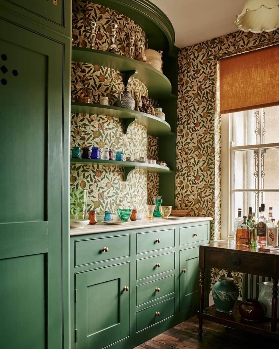 Homepolishのインスタグラム：「Wallpaper and millwork working together to magical effect ✨ Design by Artichoke @artichoke_ltd photo by Christopher Horwood @horwoodphoto   #kitchengoals #kitchendesign #interiordesign #colorfulhome #homeinspiration」