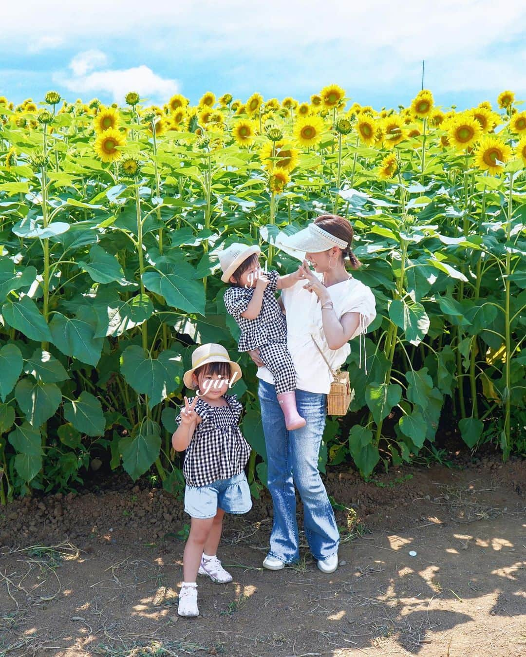 泉マリコさんのインスタグラム写真 - (泉マリコInstagram)「夏といえばひまわり🌻ということで今年も行ってきました！ #北杜市明野サンフラワーフェス 🌻  今年は4年ぶりの本格開催で、出店も出ていて嬉しい‼️ サンフェス開始直後に行きましたが、元気いっぱいなハイブリッドサンフラワーとサンフィニティのお顔をたくさん見ることができました👏 . 背の高〜いひまわりが空に向かって伸びていて、次女もピンっと伸びていました🌻⬆️ 赤ちゃん顔だけど、実はかなり大きいです👶そして最近は毎日長靴を履いている🤷‍♀️ 娘達にはこのひまわりのように真っ直ぐ元気に育ってほしい🥹もう反抗期を想像して切なくなっている母です💭 . 天気がとても良い日で、長女も次女も元気いっぱい☀️2人で畑に向かって「ヤッホー」とずっと言っていました🤣 . サンフラワーフェスは8/21(日)まで開催されるようです😍 @h.sunfes で開花状況をチェック出来ますよ✨来週末あたりが見ごろなのかな⁇でも早めのほうが空いてそう🚗 . . #ほくとサンフェス #サンフェス #明野ひまわり畑 #ひまわり #ひまわり畑 #サンフラワー #山梨観光 #北杜市観光 #ほくとサンフェスフォトコン2023 #北杜市」7月27日 23時42分 - mariko_i0902