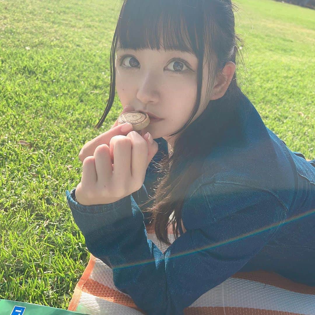 鈴木ことねのインスタグラム：「○ ピクニックしたときの！ このあと空見ながら妹とお話ししていた ・ ・ #la #losangeles #ロサンゼルス #ピクニック #ポニーテール #ポニーテールアレンジ #ポニーテール女子 #公園」