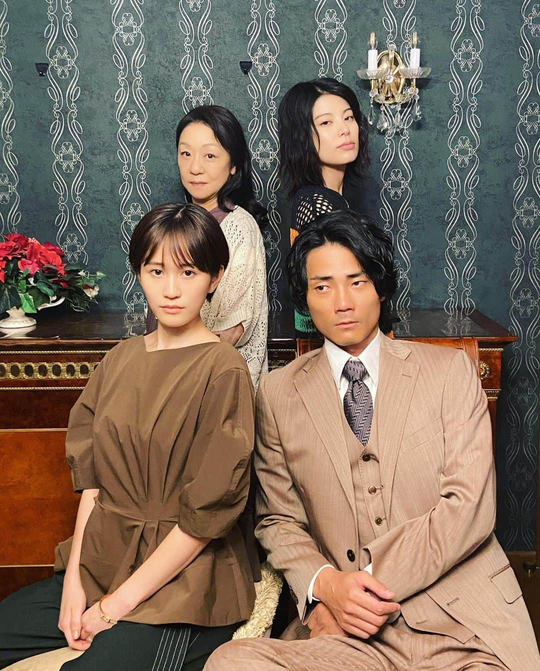 前田敦子さんのインスタグラム写真 - (前田敦子Instagram)「. 「彼女たちの犯罪」(再現版)♡ ママもいるオリジナルバージョンも 今日撮影が一緒だったので、 せっかくなら楽しい写真にしたくて🤳  ２話がもう始まります！ 彼女たちの話が始まっていくのでそれぞれ何を考えているのか心のうちを探りながら楽しんで欲しいです☺︎  #彼女たちの犯罪」7月27日 23時52分 - atsuko_maeda_official