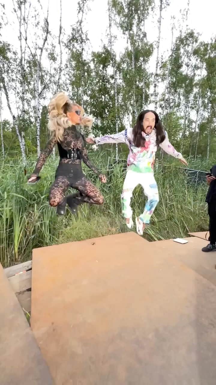 パリス・ヒルトンのインスタグラム：「@Tomorrowland this weekend!! 😍  I can’t wait to sliv with my bro @SteveAoki 🥳🥳💗 #SummerOfSliving #Tomorrowland 🔥」