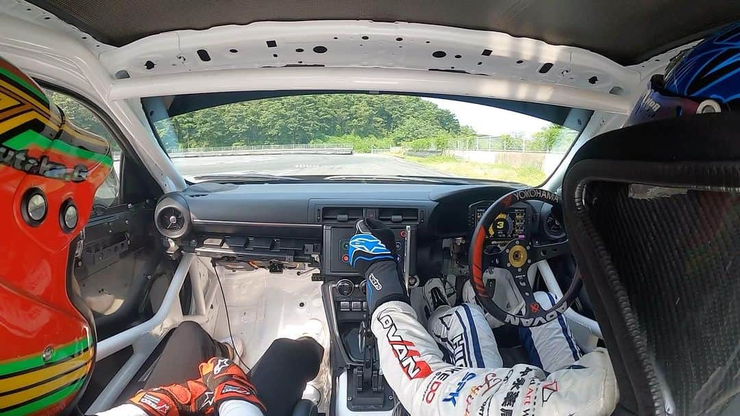 谷口信輝のインスタグラム：「ADVAN GR86 でちょっと気持ち良く加速すると… 車内は煙で何にも見えなくなる。 ステアリングすら見えない。 セルフホワイトアウト。」