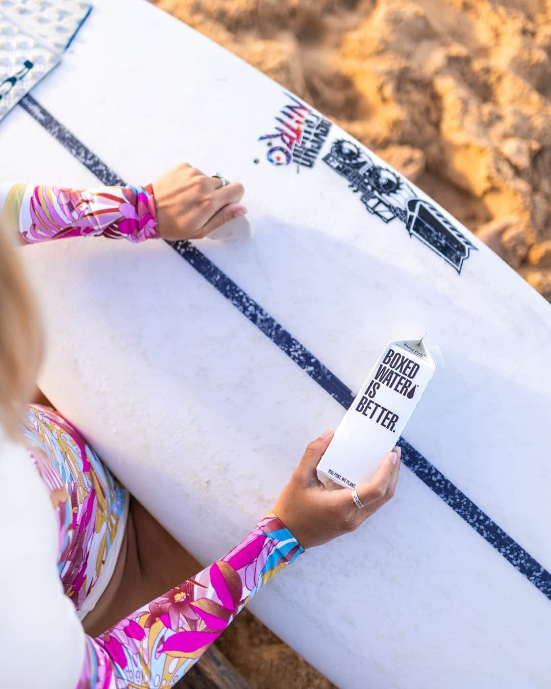 BoxedWaterのインスタグラム：「🏄 Join us at @wsl's Wallex US Open of Surfing! We’re heading to SoCal’s biggest summer festival for a week of competitive surf in Huntington Beach.  Experience the adrenaline as surfers battle it out and showcase their skills on the WSL Longboard Tour. Watch Nitro Circus perform live on the beach, enjoy delicious food, shop, and be a part of the intense competition. ⛱️  🗓️ Save the date: July 29 - August 6 👀 Tune in live on worldsurfleague.com 🌊 Stay hydrated and support ocean health with us. We can’t wait to see you there!」