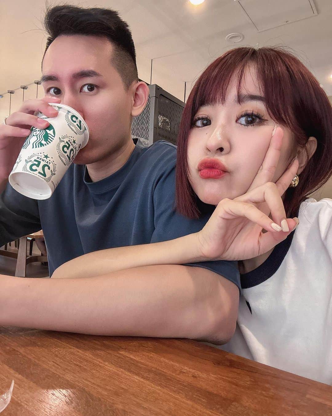 郭圈圈のインスタグラム：「某個週日下午 （不是今天喔🤣台南颱風天放假今天百貨公司人聽說很多？！到現在還沒感受到風⋯雨也還好） 這天下午兩點才吃午餐 #帕泰家 好吃耶😋鹹蛋青木瓜絲、冬蔭功湯、蝦醬炒高麗菜、豬肉（忘了它名字😂）都很讚！主食軟殼蟹Phadthai也好吃，軟殼蟹竟然還吃到蛋😍只是比例上料太多（豆乾多到不可思議😆）反而河粉比例上比較少～但整體很喜歡👍🏻 - 吃完後到誠品晃晃 阿恩很認真挑書看 我很認真逛（好久沒來這裡好多逛的喔🤣🤣）買了好可愛的便條紙🐈跟一些小物😍 最後買杯星巴克做ending就回家🤎 一些簡單的日常就很幸福滿足🥰 - 美美的又好整理的新髮型 💇🏻‍♀️ @chingu_salon  找 @chingu_emma0630 🫶🏻 這次的新髮色帶點紫帶點紅💜整個很顯白✨✨ 剪短後也是整個上癮😆太好整理又有型了啦😍 - #lea_outfit @marule.official ✨ ⚠️倒數不到一週可以下單🥹 🔗marumarulea.com」