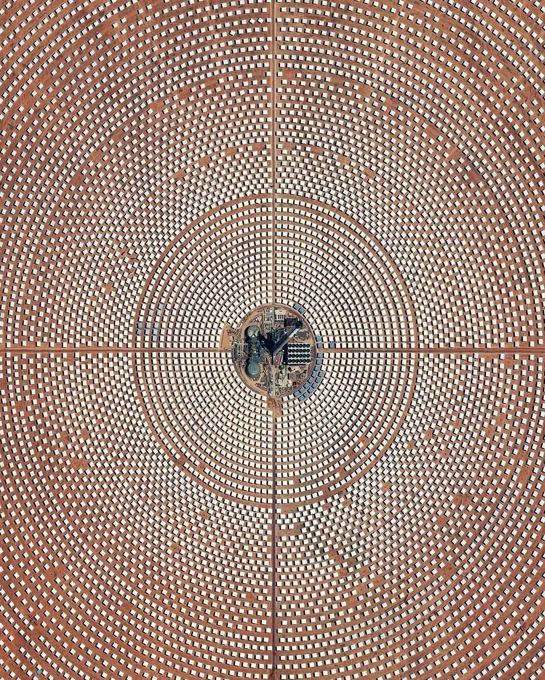 Daily Overviewさんのインスタグラム写真 - (Daily OverviewInstagram)「Noor 3 is one of four sections of the Ouarzazate Solar Power Station in the Drâa-Tafilalet region of Morocco. The solar concentrator contains thousands of mirrors that focus the sun’s thermal energy to heat molten salt flowing through a massive central tower. The molten salt then circulates from the tower to a storage tank, where it is used to produce steam and generate electricity.  Created by @benjaminrgrant  Source imagery @maxartechnologies」7月27日 23時59分 - dailyoverview