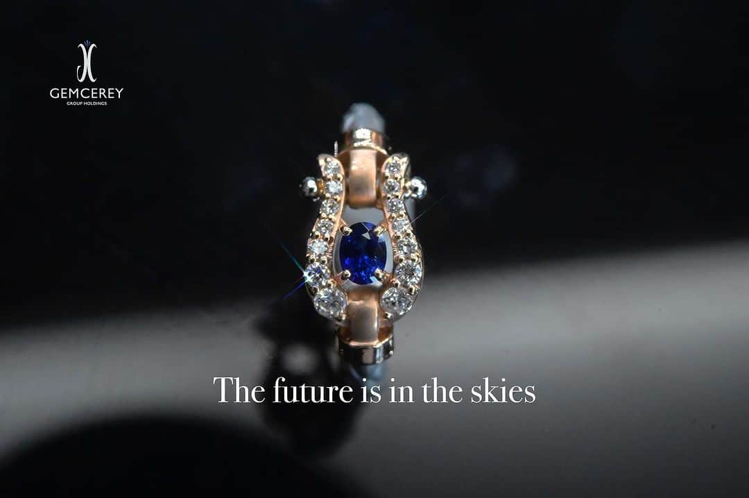 中野猛のインスタグラム：「The future is in the skies 「未来は空にある。」 GEMCEREY PorteBonheut Ring (ジェムケリー　ポルトボヌール　リング) ロイヤルブルーサファイア搭載 “coming soon” #ジェムケリー　#GEMCEREY #リング　#jewelry #サファイア #sapphire」