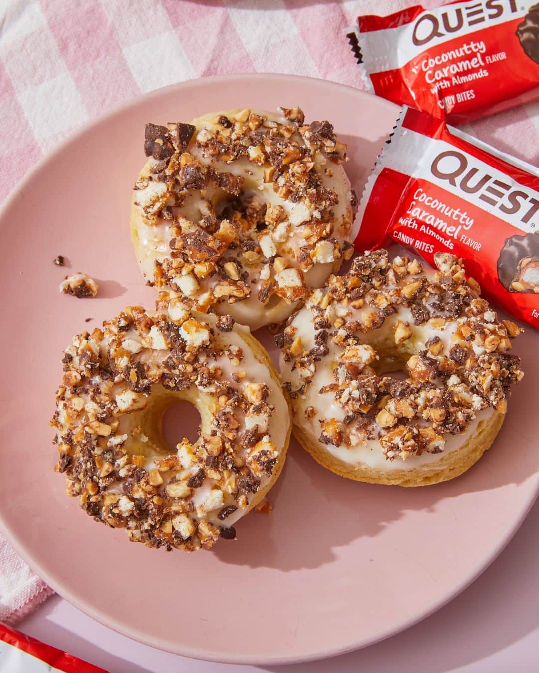 questnutritionさんのインスタグラム写真 - (questnutritionInstagram)「Let’s make Questified Donuts! 💪🍩😋👌 • 👉 GET FULL RECIPE ➡️ LINK (tap.bio) IN BIO (swipe left from 1st card to 2nd card) 👈 • #OnaQuest #QuestNutrition #Questify #QuestBar #QuestBars #ProteinDonuts」7月27日 23時57分 - questnutrition