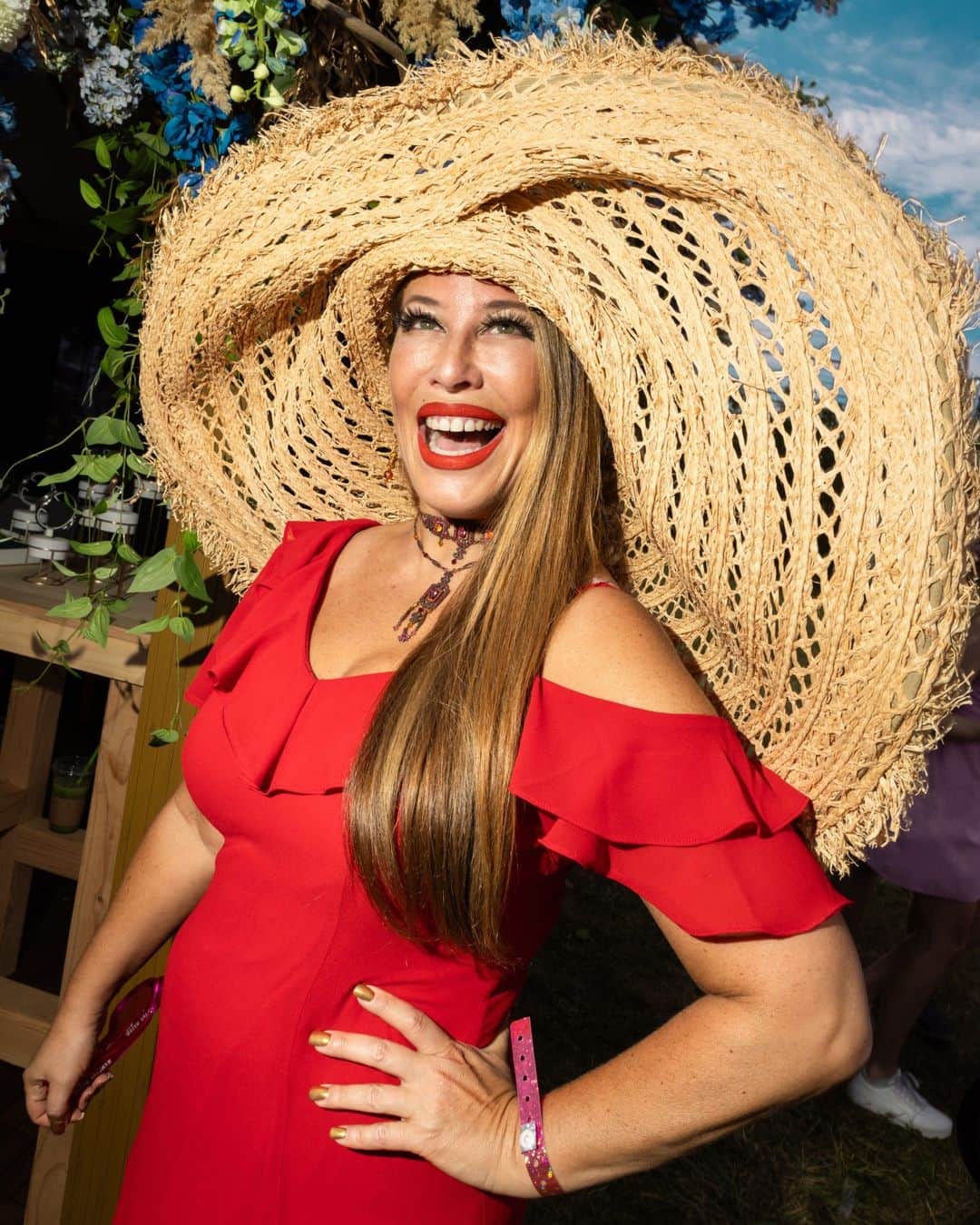 のインスタグラム：「At parties in the Hamptons this weekend, extravagance was a theme – especially when it came to attendees’ wardrobes.  “Go big or go home, right?” said Shani Grosz, who wore an immense straw hat to Polo Hamptons, an annual cocktail party and polo match on Saturday. The event drew a crowd of more than 900 people to the sprawling, private Fishel estate in Bridgehampton, New York. The model and actress Christie Brinkley sipped from a small bottle of rosé from Bellissima, her wine label, which people were also drinking nearby.  Later that evening, about 20 minutes away in East Hampton, young women playing flutes in long white dresses stood along a sandy path leading to a benefit at the LongHouse Reserve. (The theme was “Midsummer Dream.”) The event included a dinner, an auction and a dance party, and honored the artist Mary Heilmann and the author A.M. Homes. Attendees included Candace Bushnell, Cindy Sherman, Renee Cox, Bill T. Jones and Robert Wilson.  See more photos from the Hamptons social scene at the link in bio. Photos by @rebeccasmeyne」