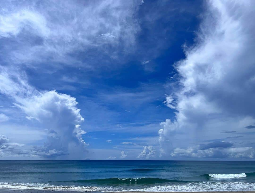 BESのインスタグラム：「最高の夏始めでした🤙🏾  最高な先輩方ありがとうございました🙋🏾‍♂️  @rice_zipangu  @rontune  @seigo_maruta   どっちか言うたらグーフィーが好きw  板の上で三点倒立できるようになりたい🤤  #bes#surf#種子島」