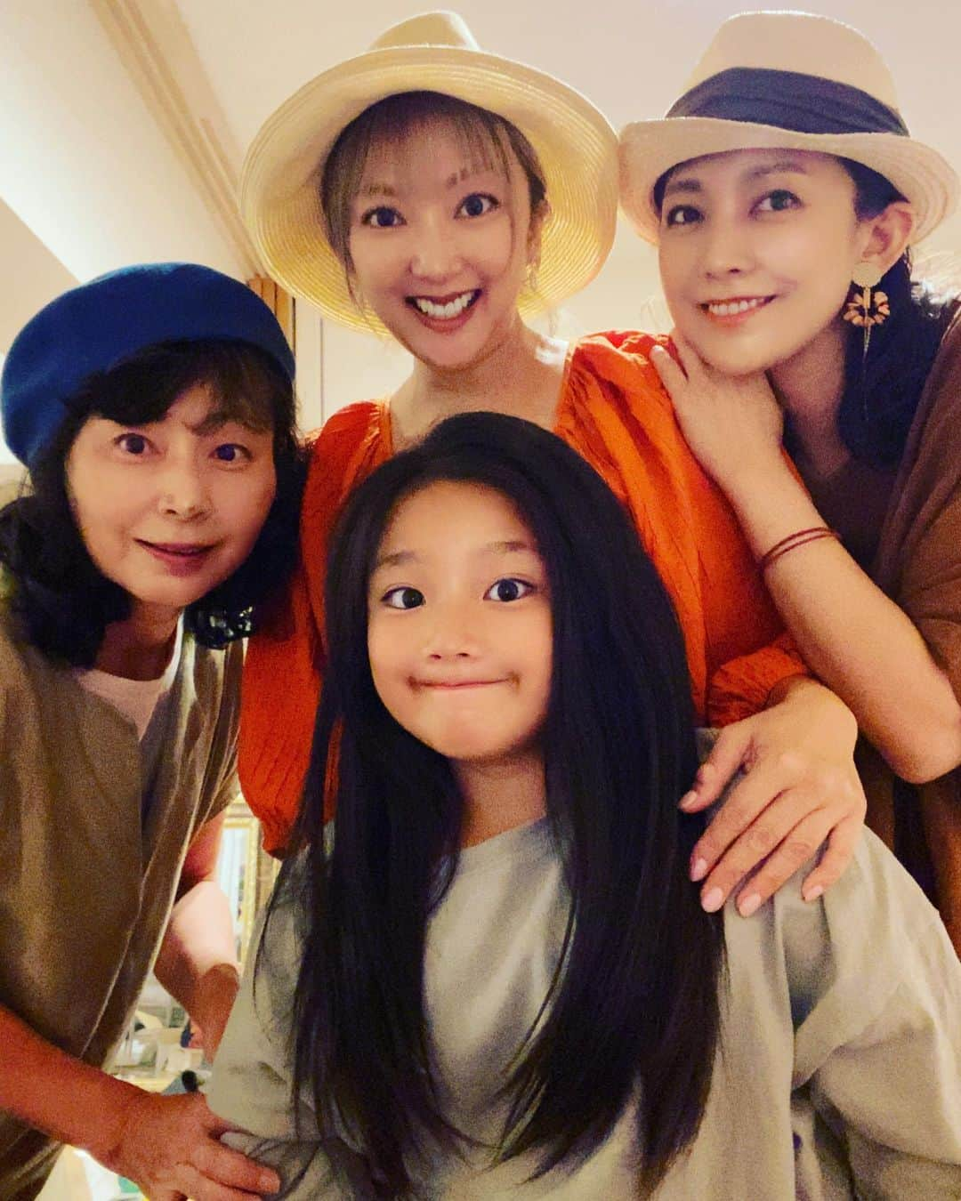 山田まりやさんのインスタグラム写真 - (山田まりやInstagram)「♡  「朝まで生テレビ!」  テーマ 激論!少子化ニッポン 〜恋愛・結婚・自分の幸福〜 2023 年7月29日 午前 1:45~4:25  テレビ朝日にて生放送 初出演します！！  ドキドキ😅 どうぞ宜しくお願い致します✨  名古屋から 友達のライター黒ちゃん @kurorin77 が 仕事で来ていて 我が家にお泊まりで わいわい楽しい夜😆  美里ちゃん @misatotanaka77 と合流して ご飯を食べてお家でまったり😄  ヘアドネーションのため 約1年半 髪の毛を伸ばした ムネくんですが✨  カットの日が決まったので みんなで記念撮影をしました😍  私たちが被っている帽子は 美里ちゃんプロデュースの 帽子ブランド @jin_no_beat_shite_cassie の それぞれ歴代帽子😆✨  この夏も大活躍😊👒💗  ４枚目 明日の出演者の皆さまです😄 25:45〜から28:25 生放送宜しくお願い致します❣️ ・ ・ ・ お仕事のご依頼は プロフィールのURLへ お願いします😄✨ ・ ・ #オリジナルブランド #mariyaschoice  @mariyas_choice  #大豆ヌードル #大豆ミート #大豆オイル #プロフィールからサイトへ飛べます 🧡 #溶かして使う洗剤シリーズ #sdgs #eco #サスティナブル #プラスチックフリー  一般社団法人MwM Japan 代表理事　山田まりや  〜子供たちには人格形成が育まれる大事な時期に 心と身体に沢山の愛と栄養を届けてあげたい、 母子ともに心豊かに暮らせるシステムを作ることが目標です 🌈〜  #一般社団法人  #mwmjapan  @mwmjapan613  #代表  #山田まりや  #シングルマザー  #シングルマザー支援  #女性雇用支援  #子ども支援  #チャリティーブランド @lino_rima_official   #lovemylife  #loveyourself  #love  #purpleyou」7月28日 0時07分 - mariya.yamada