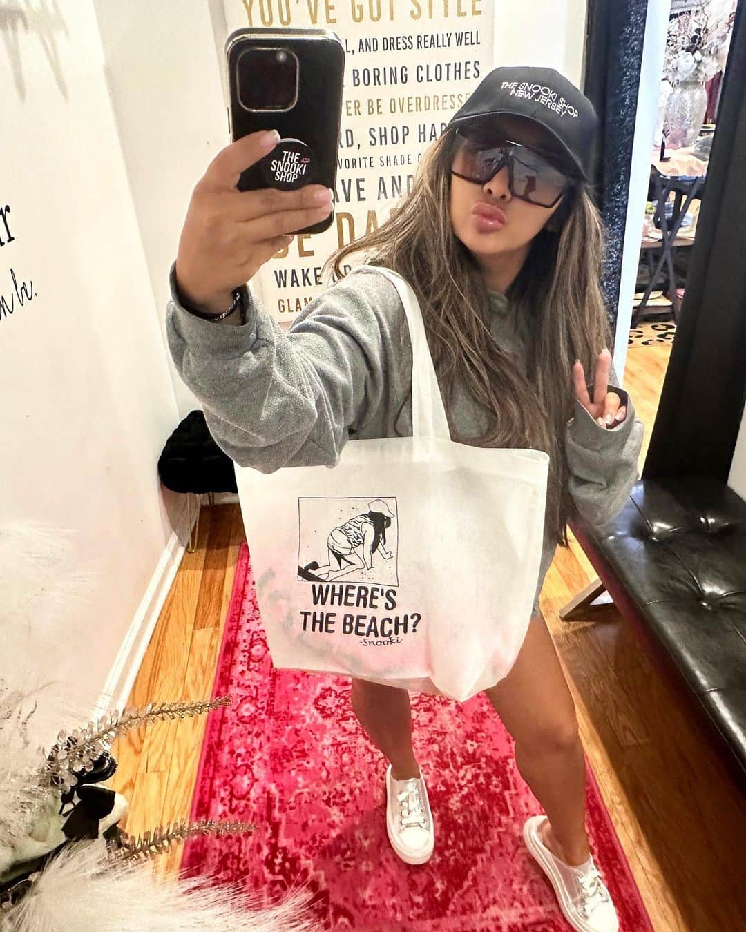ニコール・ ポリッツィのインスタグラム：「WHERE’S THE BEACH?! 🏝️🌊 Stealing all my necessities i need for the beach this weekend 💋 @thesnookishop」