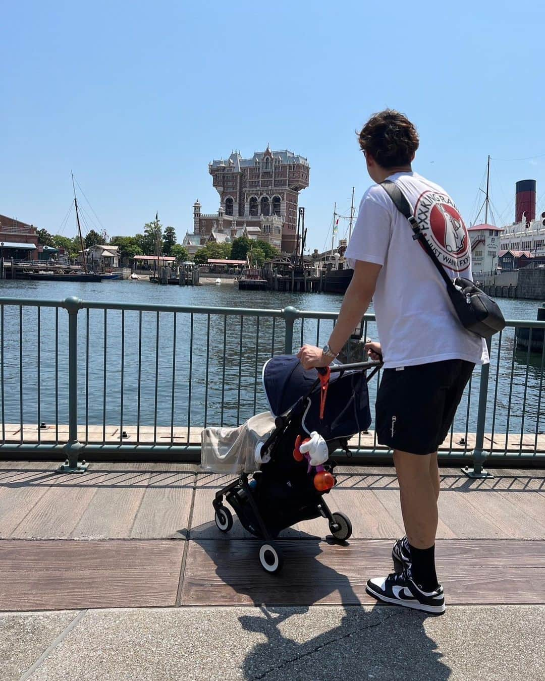 小野寺太志のインスタグラム：「… 初めて息子を連れてディズニーへ🐭🏰 汗だくだし、たくさん歩いたし、 アトラクション1個しか乗ってないけど 世界観と息子の笑顔で幸せな1日でした☀️ BBBと最後のショーも凄かった🧞‍♂️ ミッキー、ドナルド、グーフィー、 デール、クラリス、ダッフィー とも写真撮ってもらえたよ📸  とりあえず言えることは #全国のパパママにBigRespect  #0727 #Disney #Disneysea #familyday」