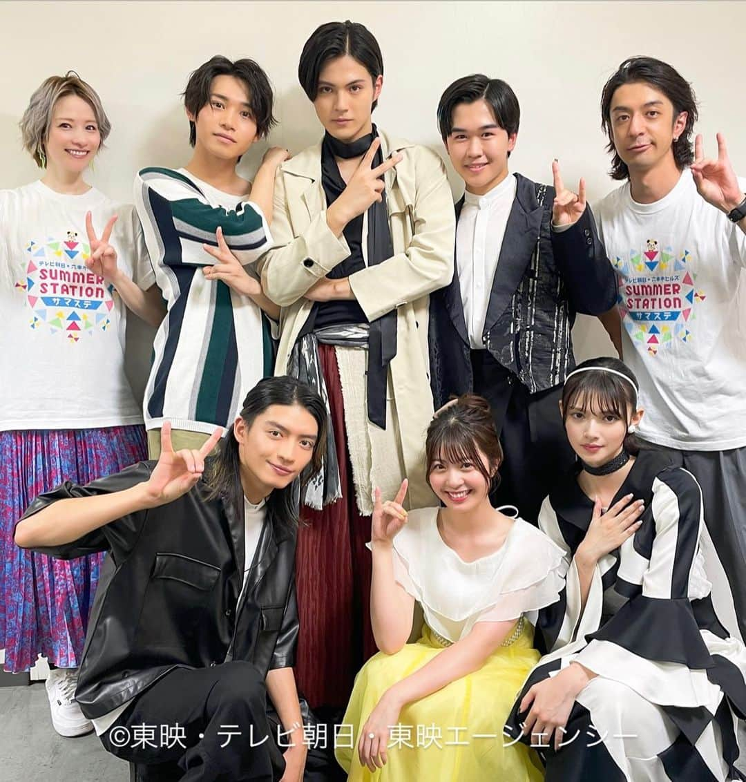 宮島咲良のインスタグラム：「ㅤㅤㅤㅤㅤㅤㅤㅤㅤㅤㅤㅤㅤ テレビ朝日・六本木ヒルズSUMMER STATION #サマステ ☀️ #仮面ライダーギーツ #王様戦隊キングオージャー 夏映画スペシャルイベント 今年も無事MCミヤジマン、最終日まで走り切りましたーー！！！ 今日は#ギーツ チーム！🦊 とんでもない盛り上がり！！ みんなで録る動画の言葉を間違えて子どもたちに「がんばれーーーー！！！！」と叫ばれる心から愛すべき英寿様😂 質問コーナーでその自由奔放ぶりを発揮して、みんな(特に道長)をわちゃわちゃさせる天才の景和😂 景和のむちゃぶりを2度にわたり子供たちを巻き込みつつ完璧にこなしてみせたハートの強い「じゃんけんぱの人」a.k.a道長😂 ずっとニコニコしててみんなに優しくてしっかりしてて変身も最強にかわいくかっこよく決めてくれてみんなの目がハートになった袮音ちゃん🥰 ちょっと照れながらあのセリフを会場のみんなに向けて言って締めてくれた時の空気感が一番鳥肌立ったかもしれん…！超絶美女ツムリ🥰 そしてサマステ初登場！変身がめちゃくちゃかっこよくて嬉しそうで見てるこっちも幸せな気分になった仮面ライダー大好き福くん！🥹 ギーツのみんなも性格の良き！！！！ 集まってくれたみんなもたくさんありがとう！ ㅤㅤㅤㅤㅤㅤㅤㅤㅤㅤㅤㅤㅤ 明日の夏映画初日舞台挨拶でもMCさせてもらいます🙋🏼🤩 まだまだ盛り上げてくよ#映画ギーツ #映画キングオージャー ！！！🦊👑 ここからハイライトだ！！！！！！！ #いよいよ明日夏映画公開 ！ #仮面ライダーギーツ  #浮世英寿  #簡秀吉 さん #仮面ライダータイクーン  #桜井景和  #佐藤瑠雅 さん #仮面ライダーバッファ  #吾妻道長  #杢代和人 さん #仮面ライダーナーゴ  #鞍馬袮音 #星乃夢奈 さん #仮面ライダージーン  #ジーン  #鈴木福 さん #ツムリ  #青島心 さん #松本寛也 さん #宮島咲良 #ミヤジマン #ぼっち戦隊ミヤジマン」