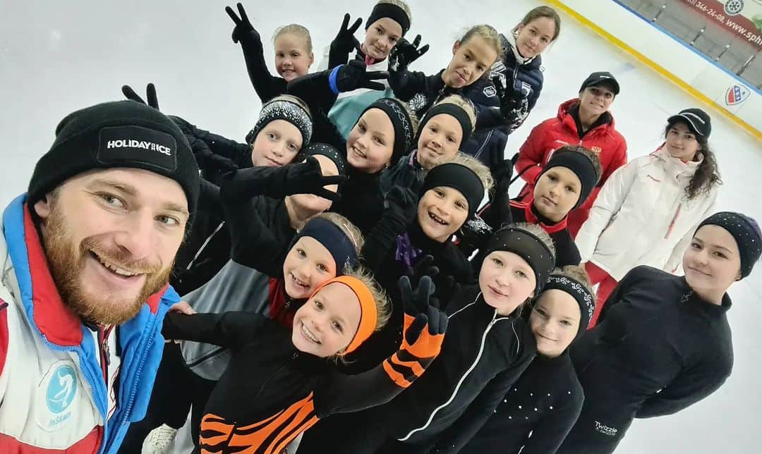 アレクセイ・ロゴノフのインスタグラム：「Середина сборов позади!⛸  Улыбаемся и пашем!🏋‍♂️🏋🏋‍♀️  @inskate_camp  #АлексейРогонов #inSkatecamp  #новосибирск」