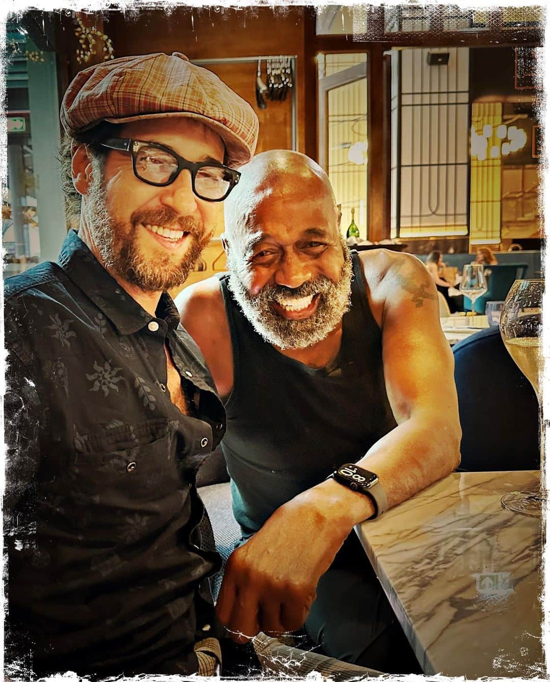 ロブ・モローのインスタグラム：「Day drinking w/the inimitable @benvereen #bucharest」