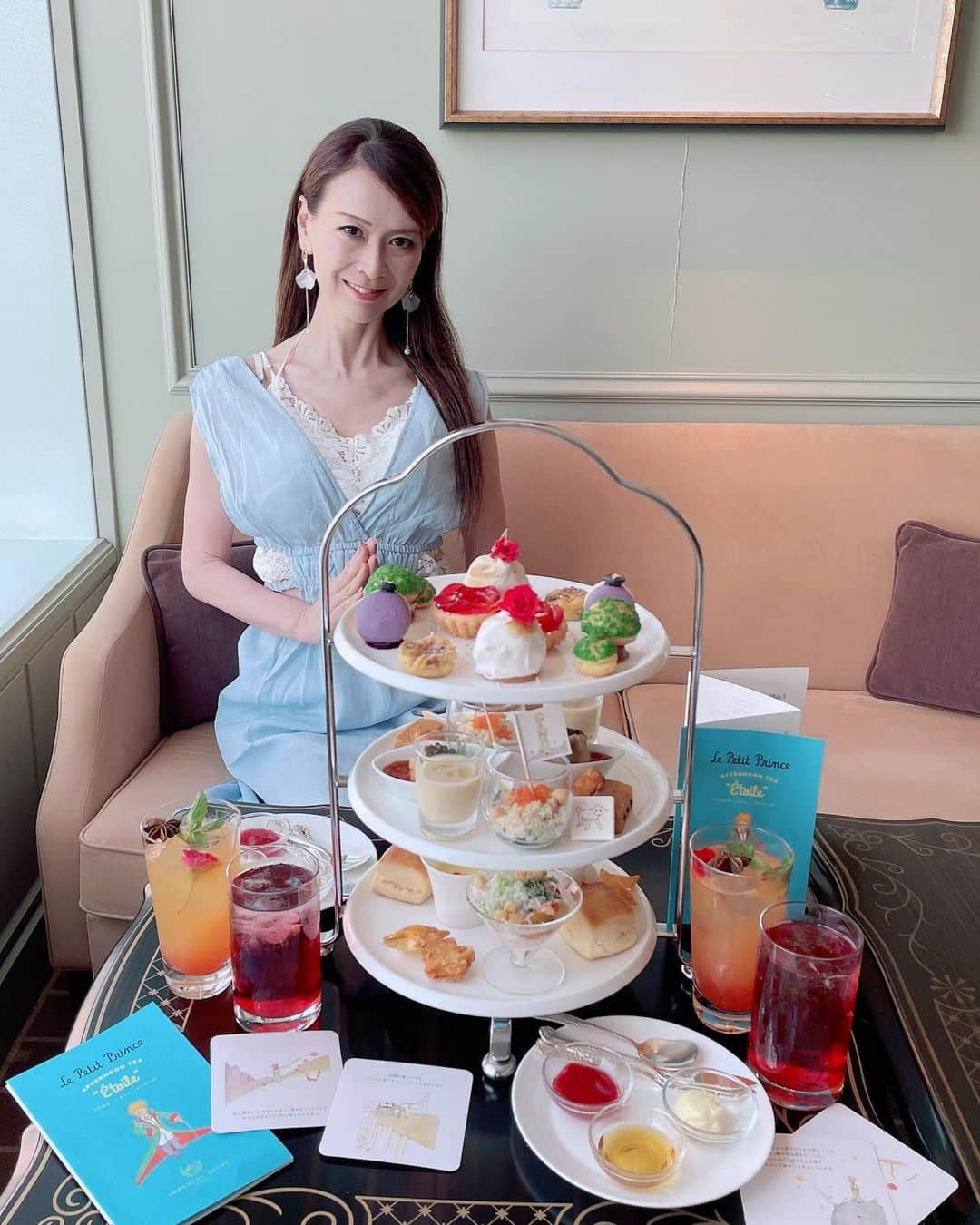 里井真由美さんのインスタグラム写真 - (里井真由美Instagram)「🇯🇵帝国ホテル東京17階から〜  人気童話『星の王子さま』とのコラボレーションアフタヌーンティー「アフタヌーンティー エトワール(Afternoon Tea Étoile) 」でございます〜⭐🩵️🤴⭐️  @imperialhotel_jp_official   世界中で親しまれている『星の王子さま』が出版80周年を迎えた事を祝し、  物語のエピソードや作者サン＝テグジュペリ氏にちなんだメニューが3段ティースタンドに華やかに登場でございます⭐️✨⭐️✨🩵🩵  なんて可愛くて なんておいしいのでしょう〜⭐️🤴⭐️🩵  今回も、 杉本 雄 総料理長をはじめ、皆さまの技とセンスが光るアフタヌーンティーでございますのよ〜✨🩵🤍🤴⭐️  @yusugimoto_official   。。。  個人的なお気に入りは、  ～王子さまの星～ ムースフロマージュ♡ ふわっふわで　中から南国果実のコンポートがとろ〜り💛 りんごで仕上げた薔薇🍎🌹ラ・ヴィ・アン・ローズも丁寧さが光るお品。 セイボリーでは、紅ズワイ蟹とホタテのタブレ 、タラのブランダードも好み🩵  お皿や薔薇の周りにもキラキラ金箔の星、 アラザンのシルバーが散らされていて、 星の王子様の世界観が広がっています✨  ファーストドリンクもおいしいですし、 オプションでのノンアルコールカクテル 「Eternal Love in our Life」もおすすめ🌹  ワインビネガーに、スパイスや柑橘類を漬け込んだシュラブとオレンジジュースがミックスされたモクテルです🌹  。。。  星の王子さま　で　印象的な言葉は 「大切なものは目に見えないんだよ」  愛や生命の大切さを さりげなく優しく伝えてくれる本 🩵🤴⭐️✨✨  これからも 愛と感謝を軸に生きるぞ🤍  なんて思いながら完食♡ あーおいしぃ😆🩵  。。。  星の王子さまアフタヌーンティー 7月1日（土）～8月31日（木） 価格：2,450円（サービス料・消費税込） 時間：11:30～20:30（ラストオーダー）  お電話ご予約🔻 03-3504-1111  @imperialhotel_jp_official   。。。  メニュー書いておきますね〜  1段目：デザート】 ・～王子さまの星～ ムースフロマージュ ・～バオバブの木～ シュー・ア・ラ・クレーム ・～小惑星～ ブルーベリーのマカロン ・イチジクのクラフティ ・～星に咲く一輪のバラ～ ラ・ヴィ・アン・ローズ 【2段目：セイボリー】 ・～ヒツジの箱～ 羊のチーズとイチジクのタルト ・チキンのソテー プロヴァンス風 ・紅ズワイ蟹とホタテのタブレ ライム風味 【3段目：セイボリー】 ・タラのブランダード　サフラン風味のコキヤージュソース ・クープグラスに仕上げたリヨン風サラダ ・ヨーグルトスムージー ・プレーンスコーン  。。。  #帝国ホテル東京 #帝国ホテル#impelialhotel #星の王子さまアフタヌーンティー #星の王子さま#アフタヌーンティー#PR #アフタヌーンティー#afternoontea #ヌン活 #アフタヌーンティー好き#アフヌン  #里井真由美#フードジャーナリスト里井真由美#さといいね#ありが糖運動#japan#japanesegirl#japanese」7月28日 0時37分 - mayumi.satoi