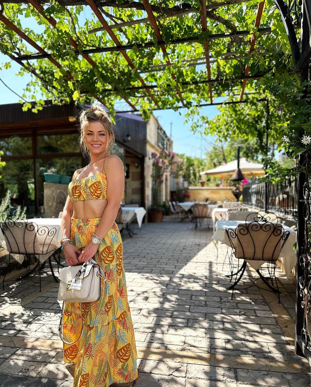 Nikki Leighさんのインスタグラム写真 - (Nikki LeighInstagram)「Lost in the enchanting charm of Cappadocia, I stumbled upon a hidden gem. Locally guided to this breathtaking restaurant, I discovered a haven of friendly faces, an organic garden, and an atmosphere that stole my heart. With each bite of their heavenly blackberries, bursting with freshness, I found myself irresistibly drawn back, a creature of habit in search of healthy and extraordinary local treasures. This place, it's more than just a restaurant—it's a slice of paradise in the heart of Turkey. 🫶🏼🇹🇷🙏🏼 teşekkürler ederim  👗 x @forever21 @janeylopatypr  👜 x @louisvuitton  🍽️ @orient.goreme」7月28日 0時46分 - missnikkileigh