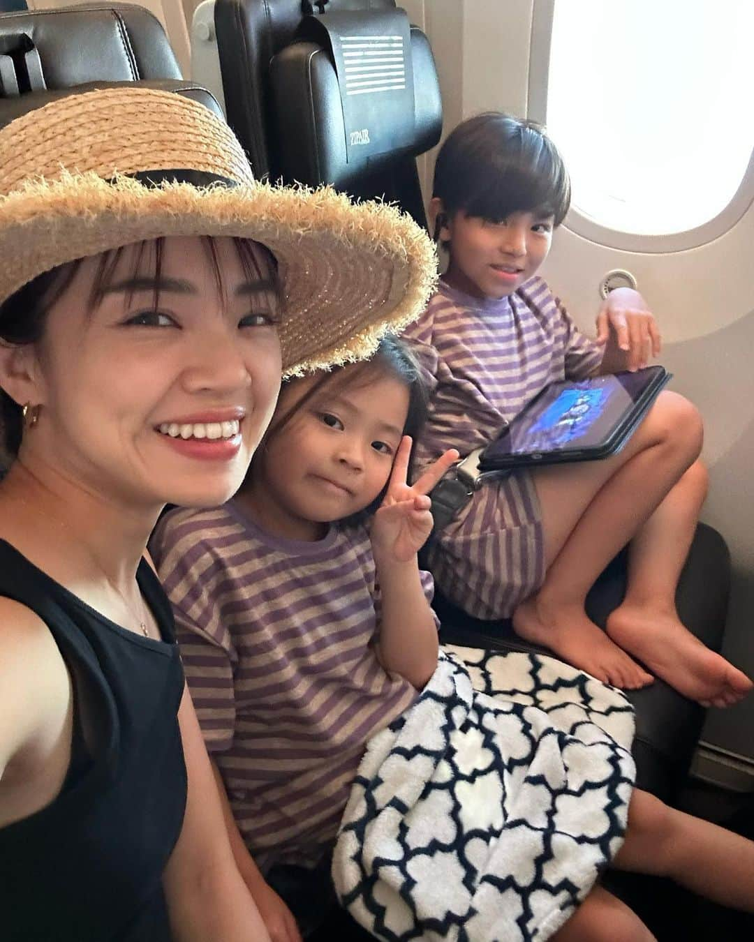 春名亜美さんのインスタグラム写真 - (春名亜美Instagram)「สวัสดีค่ะ  バンコクに来ております🇹🇭  タイに来たのは、30年ぶりくらい。  もうすでに写真がありすぎて、フィード投稿どころか、ストーリーも全然追いついていない状態です😇  出発前に成田空港で「あみちゃーん♡」とめちゃくちゃ派手な人が手を振りながらこちらに来ると思ったら、マレーシアに向かう @annasumitani ちゃんだった😂🩷  こんな偶然ある！？  ちょっとだけ一緒にコーヒー飲んで過ごせて嬉しかった🥰  バンコクのスワンナプーム国際空港までは6時間くらいで到着✈️ 今回、初の @zipair.tokyo_official で行ったのですが、Wi-Fiは無料で使えたし、インスタやLINEも出来たし、すごく快適に過ごせました💫 息子達はダウンロードしていったNetflixやゲームをして、また一睡もせずに到着🛬🇹🇭  到着した時点で22時頃だったこともあり、特に次男は眠さの限界🥱  チェックインして、お風呂入ったら、3秒で寝てました😴  #ll_旅記録 #タイ旅行 #バンコク #バンコク旅行 #スワンナプーム国際空港 #夏休み #子連れ旅行 #子連れバンコク」7月28日 1時01分 - amiharunaami