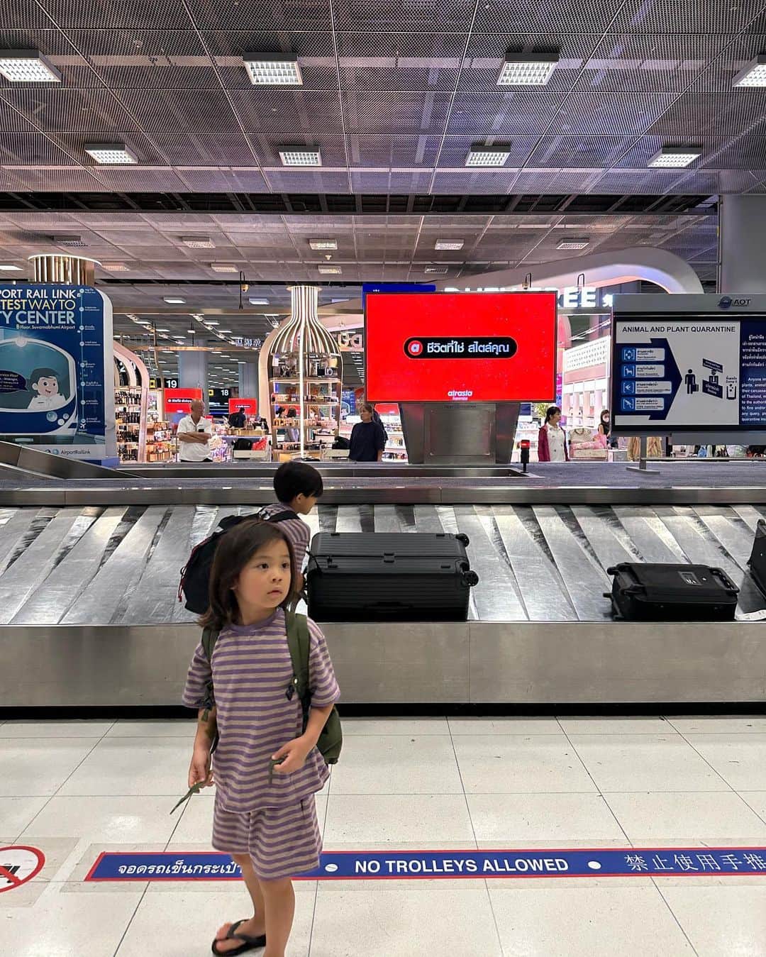 春名亜美さんのインスタグラム写真 - (春名亜美Instagram)「สวัสดีค่ะ  バンコクに来ております🇹🇭  タイに来たのは、30年ぶりくらい。  もうすでに写真がありすぎて、フィード投稿どころか、ストーリーも全然追いついていない状態です😇  出発前に成田空港で「あみちゃーん♡」とめちゃくちゃ派手な人が手を振りながらこちらに来ると思ったら、マレーシアに向かう @annasumitani ちゃんだった😂🩷  こんな偶然ある！？  ちょっとだけ一緒にコーヒー飲んで過ごせて嬉しかった🥰  バンコクのスワンナプーム国際空港までは6時間くらいで到着✈️ 今回、初の @zipair.tokyo_official で行ったのですが、Wi-Fiは無料で使えたし、インスタやLINEも出来たし、すごく快適に過ごせました💫 息子達はダウンロードしていったNetflixやゲームをして、また一睡もせずに到着🛬🇹🇭  到着した時点で22時頃だったこともあり、特に次男は眠さの限界🥱  チェックインして、お風呂入ったら、3秒で寝てました😴  #ll_旅記録 #タイ旅行 #バンコク #バンコク旅行 #スワンナプーム国際空港 #夏休み #子連れ旅行 #子連れバンコク」7月28日 1時01分 - amiharunaami