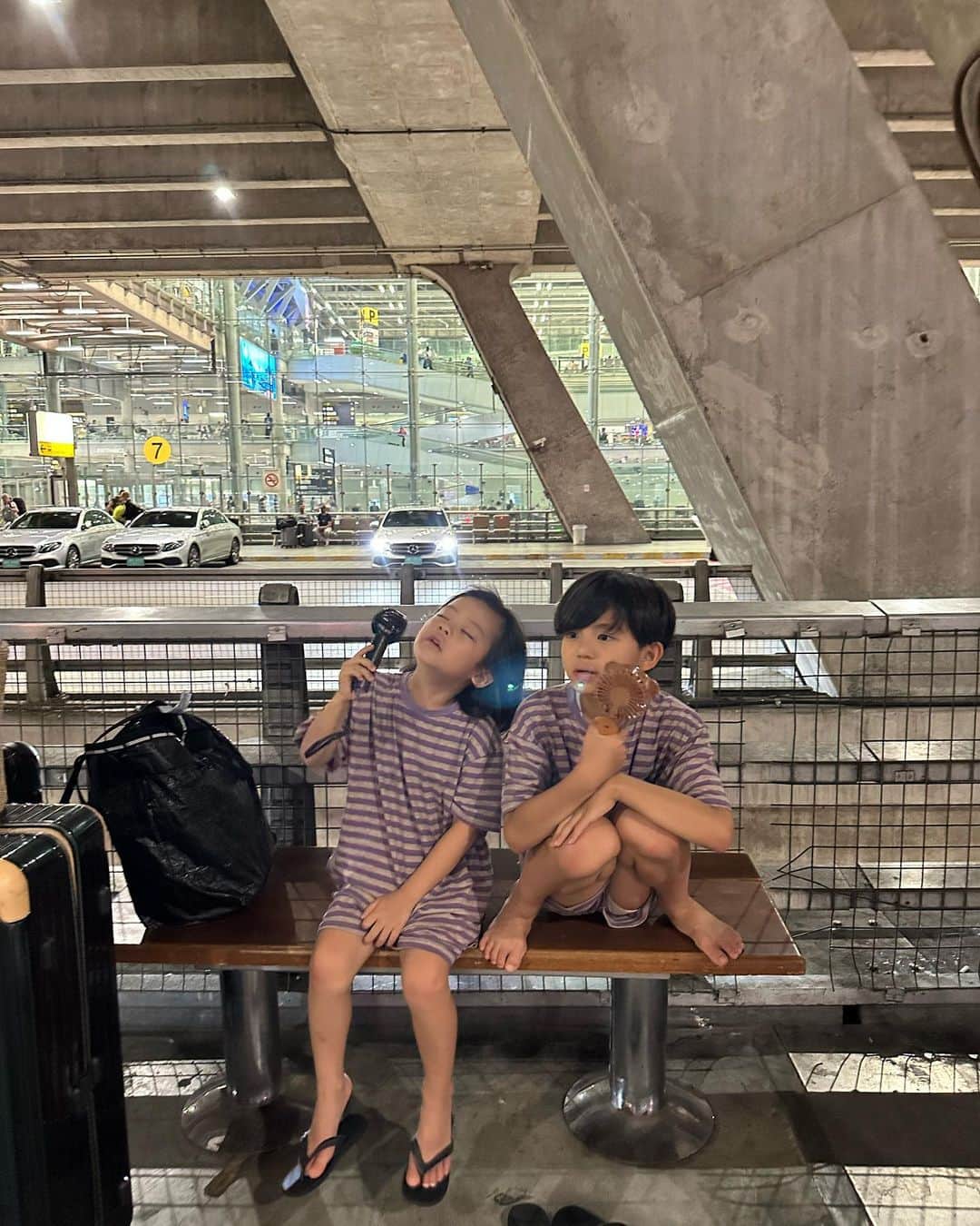 春名亜美さんのインスタグラム写真 - (春名亜美Instagram)「สวัสดีค่ะ  バンコクに来ております🇹🇭  タイに来たのは、30年ぶりくらい。  もうすでに写真がありすぎて、フィード投稿どころか、ストーリーも全然追いついていない状態です😇  出発前に成田空港で「あみちゃーん♡」とめちゃくちゃ派手な人が手を振りながらこちらに来ると思ったら、マレーシアに向かう @annasumitani ちゃんだった😂🩷  こんな偶然ある！？  ちょっとだけ一緒にコーヒー飲んで過ごせて嬉しかった🥰  バンコクのスワンナプーム国際空港までは6時間くらいで到着✈️ 今回、初の @zipair.tokyo_official で行ったのですが、Wi-Fiは無料で使えたし、インスタやLINEも出来たし、すごく快適に過ごせました💫 息子達はダウンロードしていったNetflixやゲームをして、また一睡もせずに到着🛬🇹🇭  到着した時点で22時頃だったこともあり、特に次男は眠さの限界🥱  チェックインして、お風呂入ったら、3秒で寝てました😴  #ll_旅記録 #タイ旅行 #バンコク #バンコク旅行 #スワンナプーム国際空港 #夏休み #子連れ旅行 #子連れバンコク」7月28日 1時01分 - amiharunaami