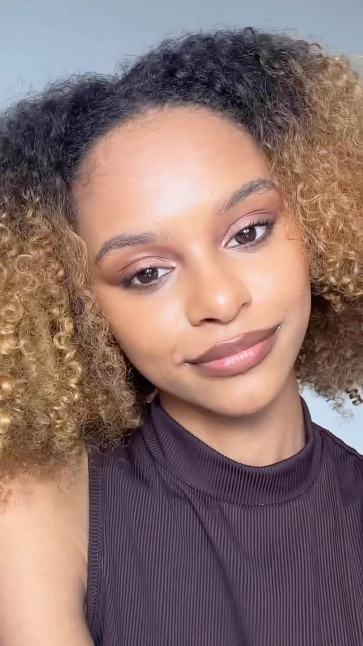 ELLE Brasilのインスタグラム：「A gente amou a hashtag #vinarevista da influenciadora @tamidagnes, que usou a matéria de ELLE Brasil do nosso editor @pedrojcamargo_ para criar uma make da tendência #lattemakeup. Quem aí já reproduziu?」