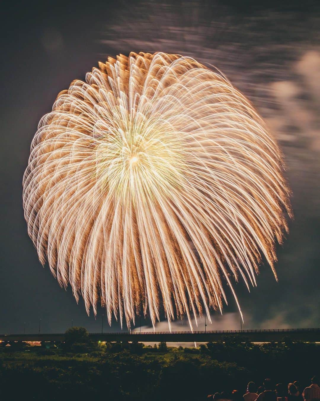 Yuma Takatsukiのインスタグラム：「. . . fireworks . . . . . . いよいよ来週長岡花火大会か あのめちゃくちゃ大きい花火、 目の前いっぱいに広がる花火たち ⁡ ほんとに一度見たら忘れられない また見に行きたいと思える花火 ⁡ 今年は行けそうにないけど またいつか絶対に行きたいな〜 今年はテレビで見ようかな。 ⁡ それでは今日もお疲れさまでした！ . Niigata／Japan X-T10／XF16-55mm F2.8 R LM WR X-H1／XF23mmF1.4 R . #長岡花火 #長岡花火大会 #花火大会 #fireworks . ―――――――――――――――――――――――――― 関西を中心にフリーランスで活動しています。 Web広告、個人撮影、家族撮影、PR撮影など、 7月以降の撮影依頼募集中です。 ⁡ ⁡Yuma Takatsukiオリジナルプリセットも販売中です。 ⁡プロフィールのポートフォリオサイトからご覧下さい。  またフォトサークルITTOKOという活動をしています。 ⁡ハイライトに色んなイベントをまとめています。 ――――――――――――――――――――――――――」